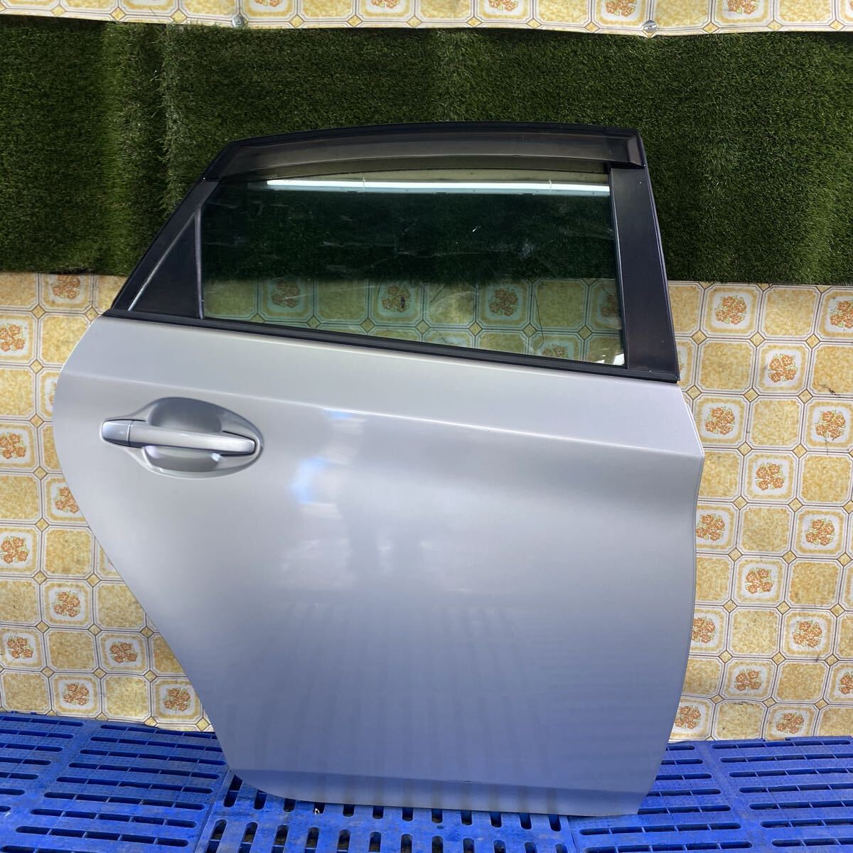 プリウス PRIUS 30 《ZVW30》右リアドア 右ドア リアドア ドア 右 R 20-10-25 《色 1F7》拍卖