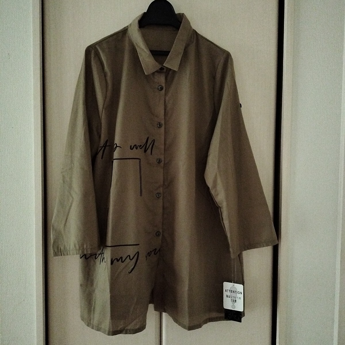 新品タグ付【M~Lサイズ】hanahana 関西ファッション連合 レディース 長袖シャツ ロング丈 チュニック丈 トップス カーキ ロゴ ②拍卖