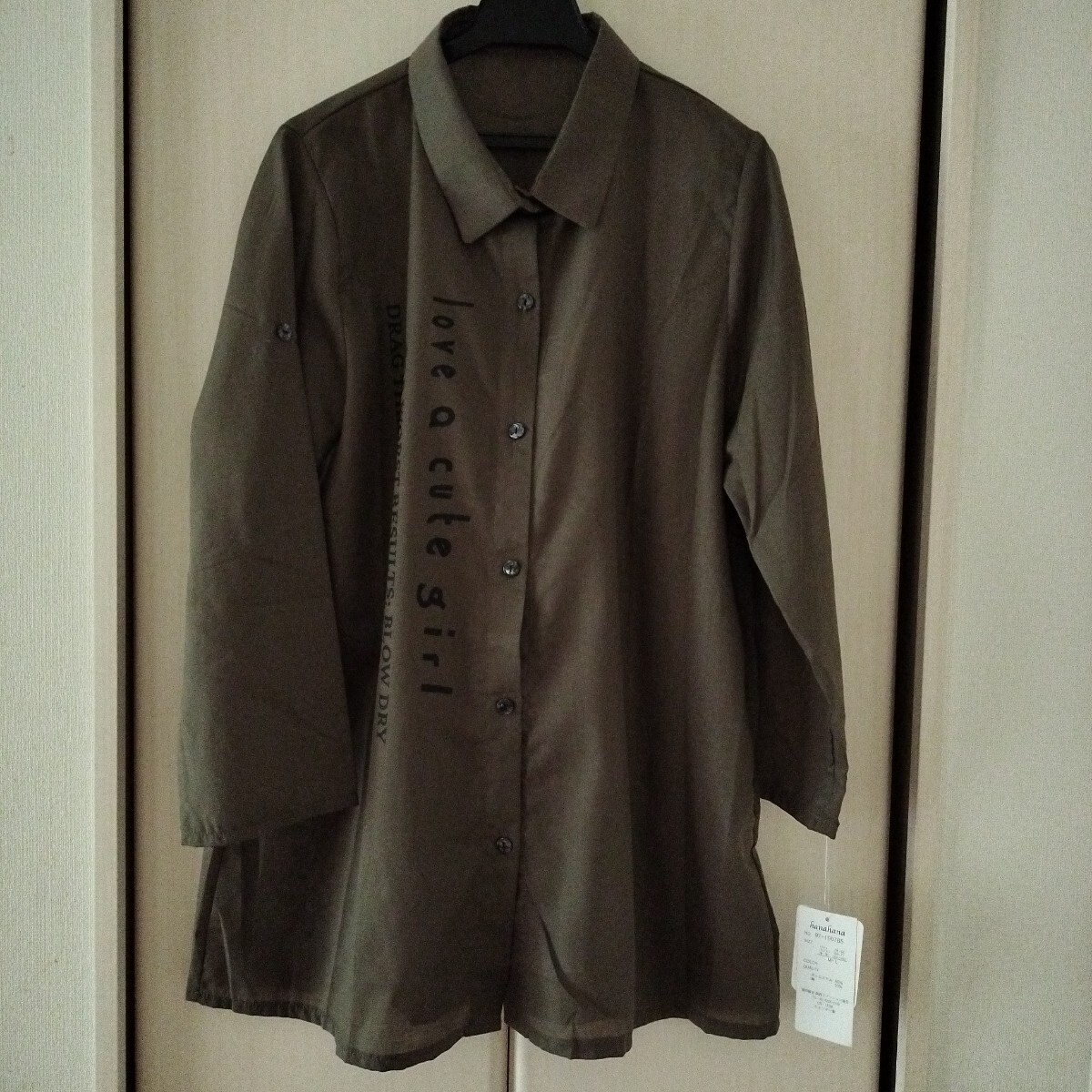 新品タグ付【M~Lサイズ】hanahana 関西ファッション連合 レディース 長袖シャツ ロング丈 チュニック丈 トップス カーキ ロゴ ⑤拍卖