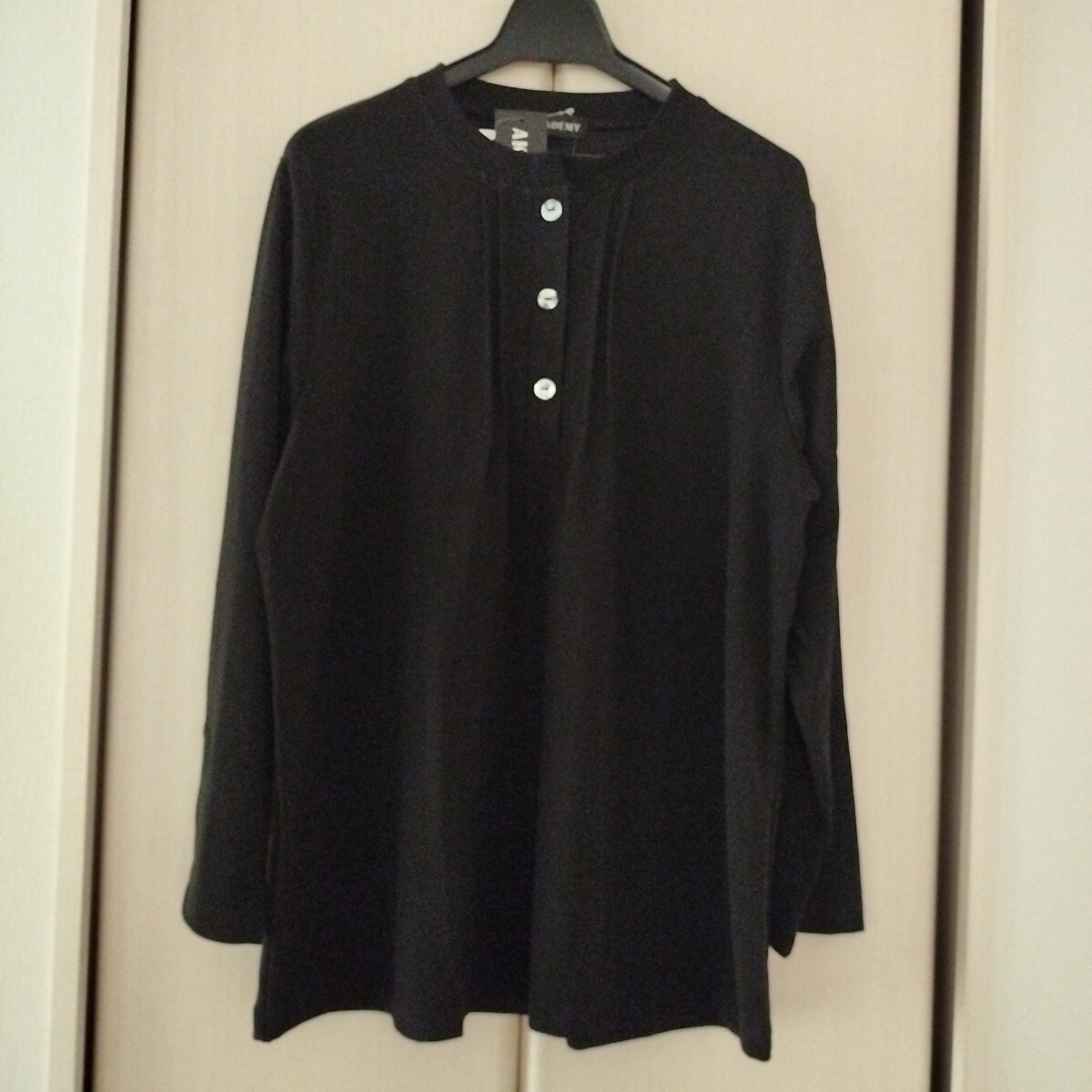 新品タグ付【M~L】AKADEMY 春秋 長袖 プルオーバー ボタン カットソー ミセス レディース ポリエステル ブラウス 黒 ゆったり117686-a拍卖