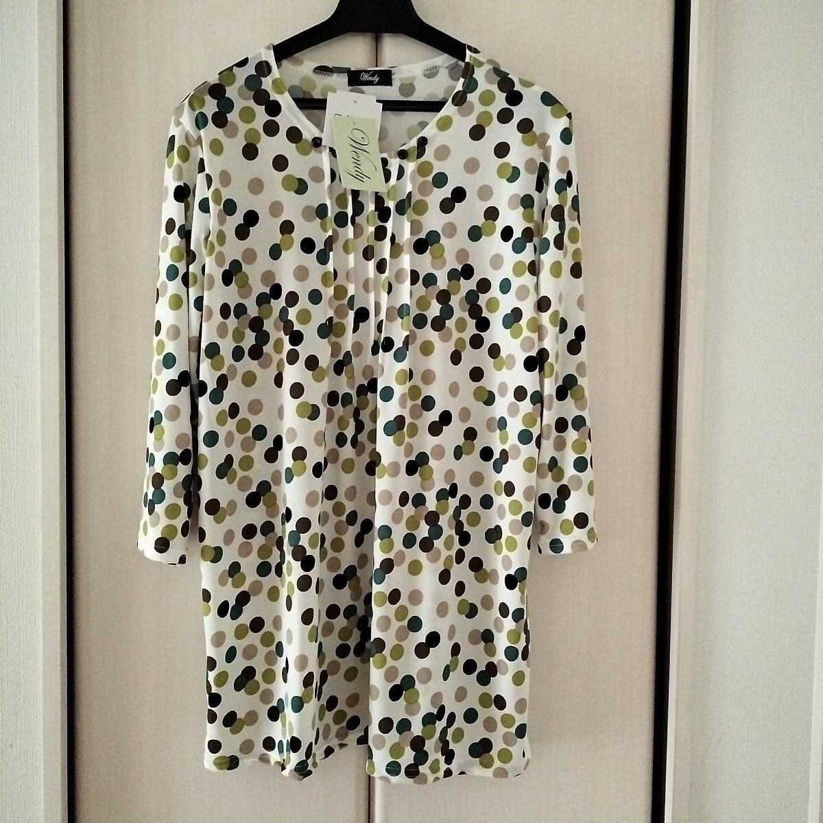 【M~Lサイズ】新品 Wendy 七分袖 チュニック カットソー 関西ファッション連合 レディース トップス ミセス 飾りボタン B510 水玉 ドット拍卖