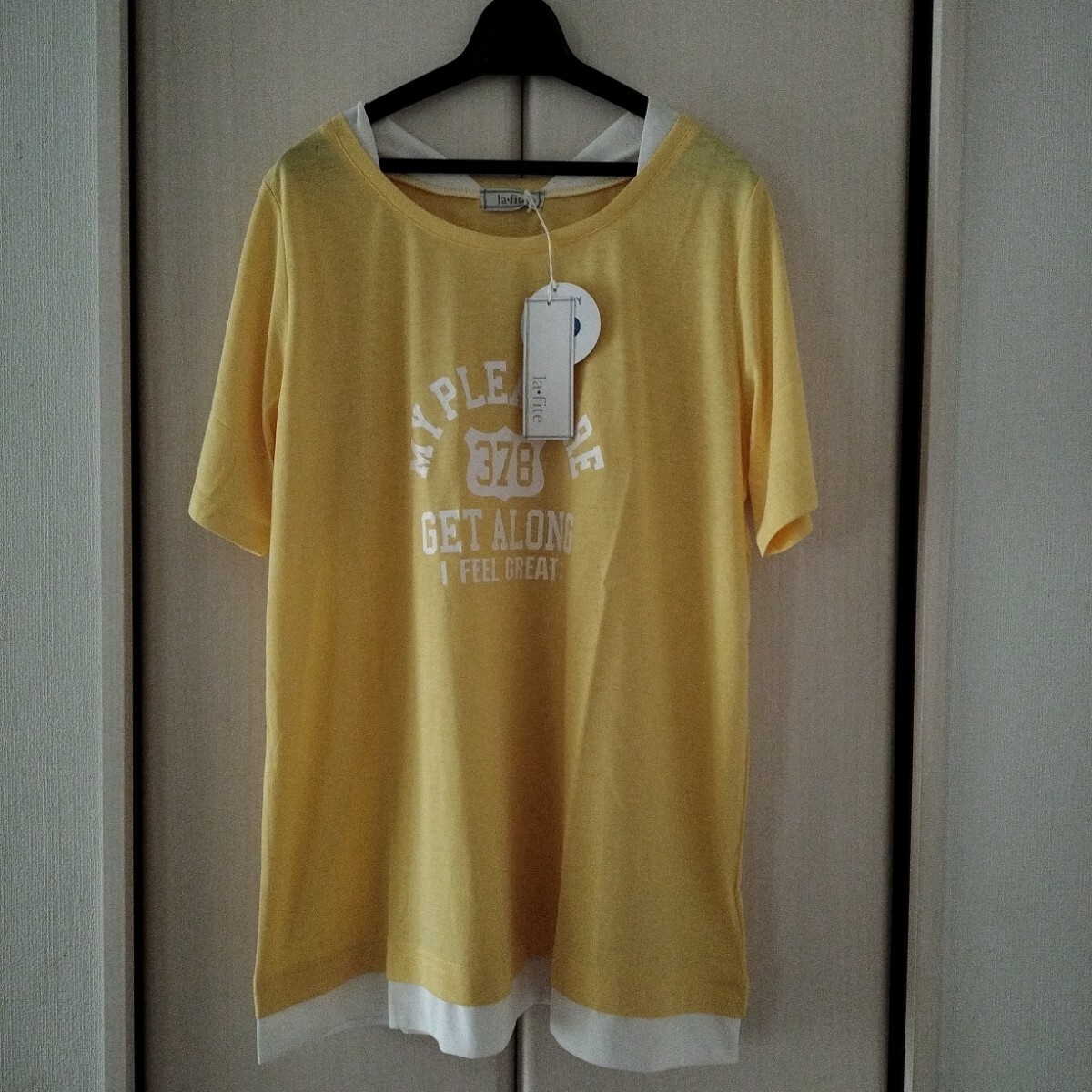 新品タグ付【3L】 大きいサイズ ベルメゾン 千趣会 ラ・フィット la*fite 半袖Tシャツ レディース 黄色 イエロー 白ロゴ 重ね着風拍卖