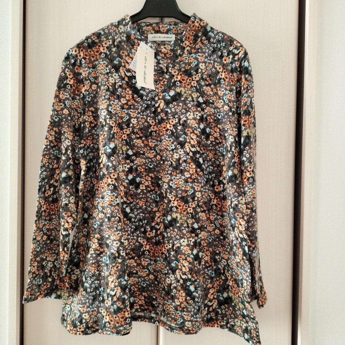 新品タグ付【M~Lサイズ】秋冬 des le debut レディース ミセス 長袖ニット ハイネック カットソー ボタン 船場ニット 118468 グレー小花柄拍卖