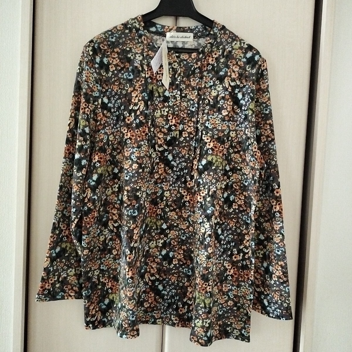 新品タグ付【M~Lサイズ】秋冬 des le debut レディース ミセス 長袖ニット カットソー ボタン 船場ニット 118469 花柄 グレー系拍卖