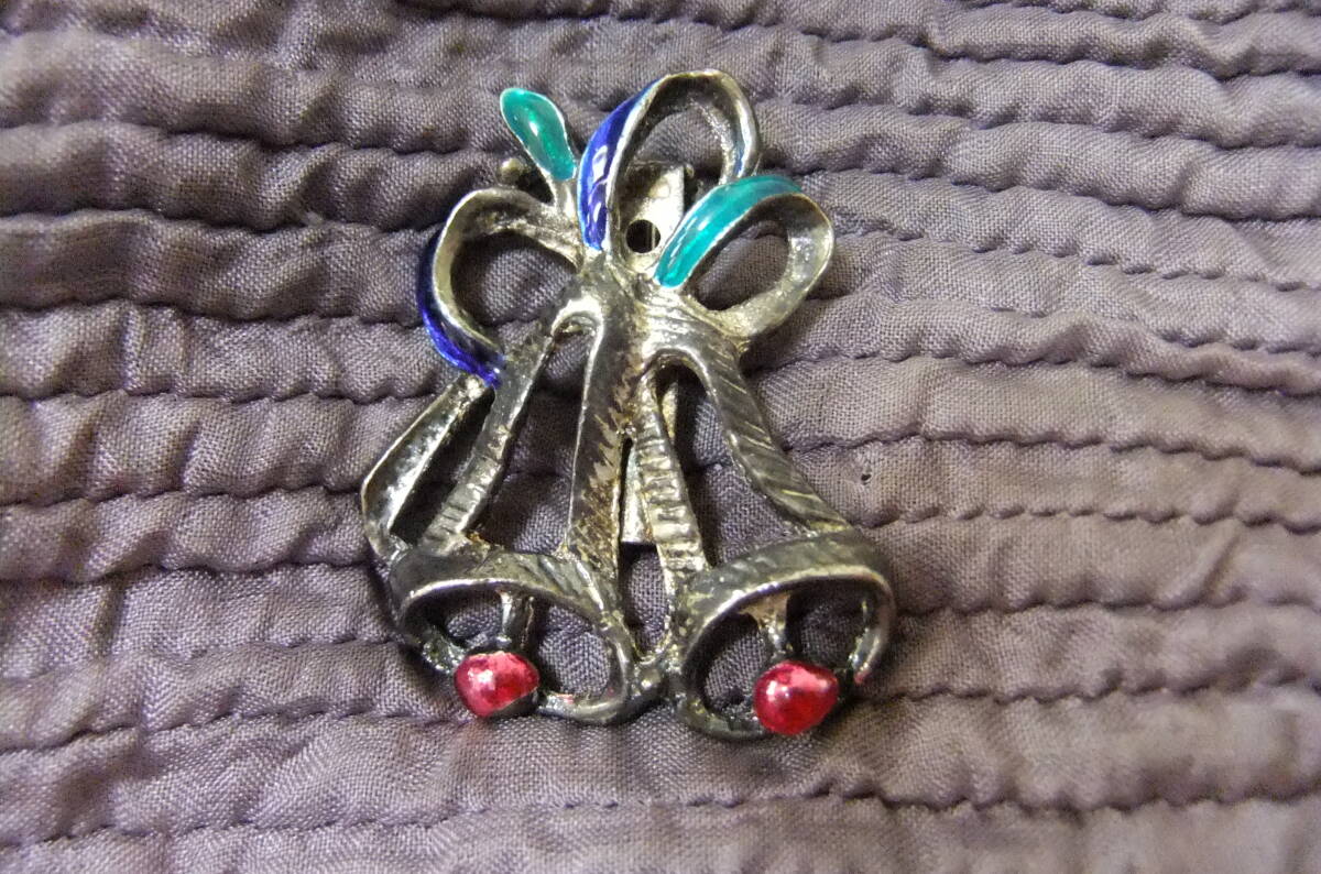 全体的に変色の訳あり品:2つのベルのブローチ 1-95 拍卖