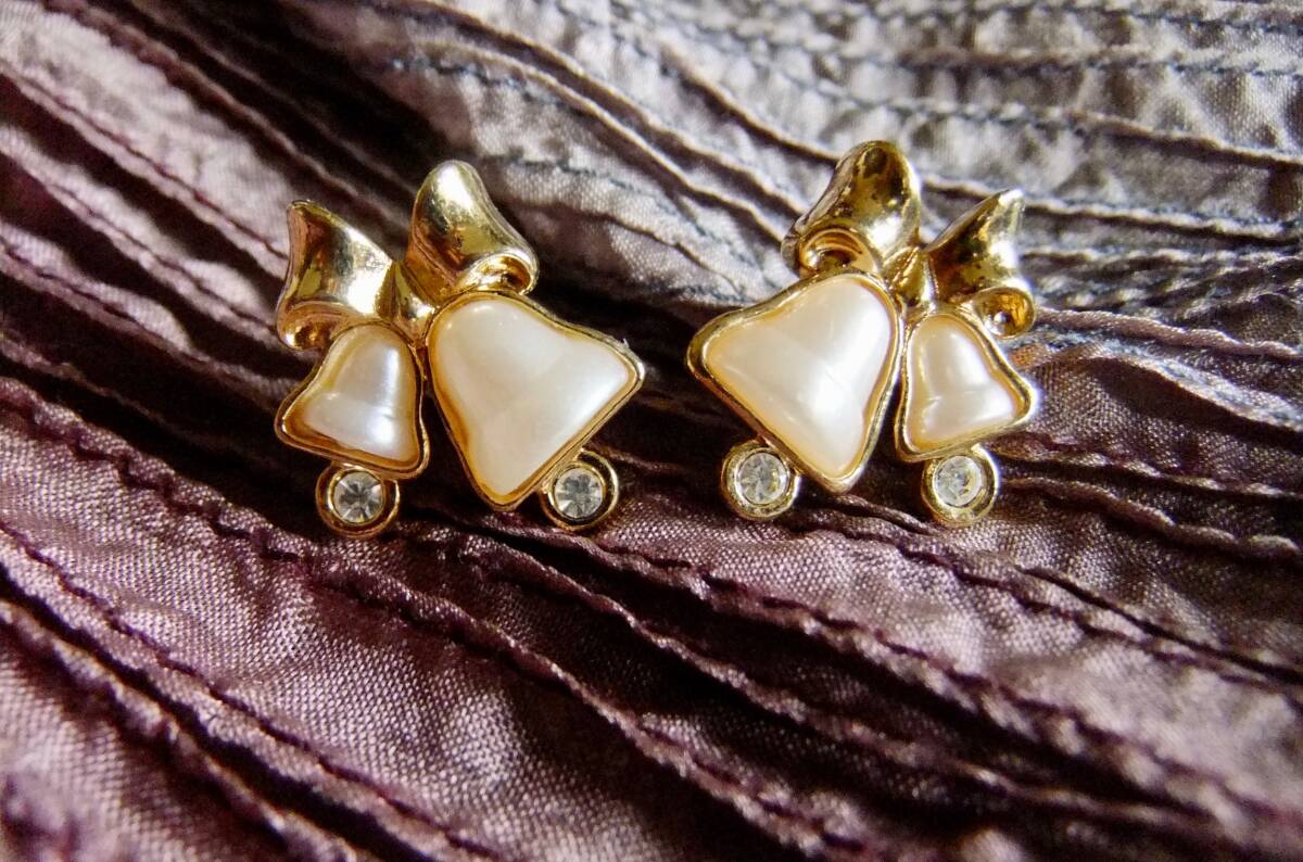 Avon:クリアカラーストーン 、立体的な白いベルのピアス 2-66 拍卖