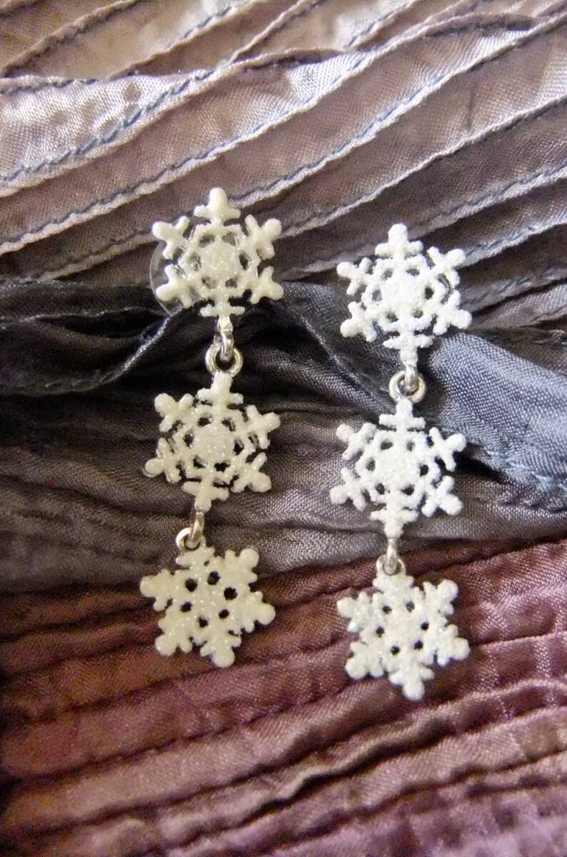 オーロララメの3連雪の結晶ピアス 2-94 拍卖