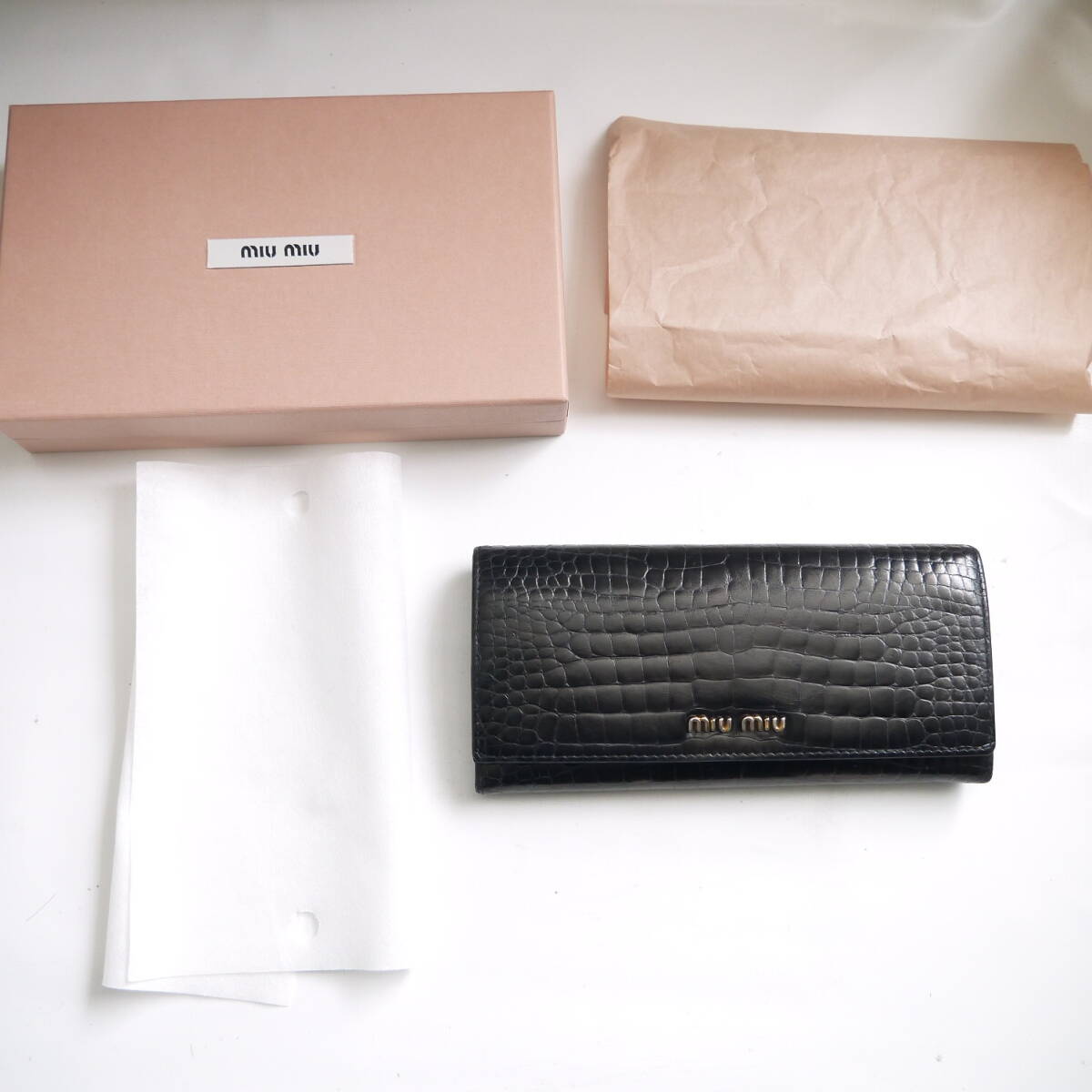 $ 美品 $ 希少◆ miumiu ◆ ミュウミュウ ◆ 大きめ クロコ エナメル レザー素材 ◆ 2つ折り 長財布 ウォレット ◆ 黒 ブラック◆ 箱付き拍卖