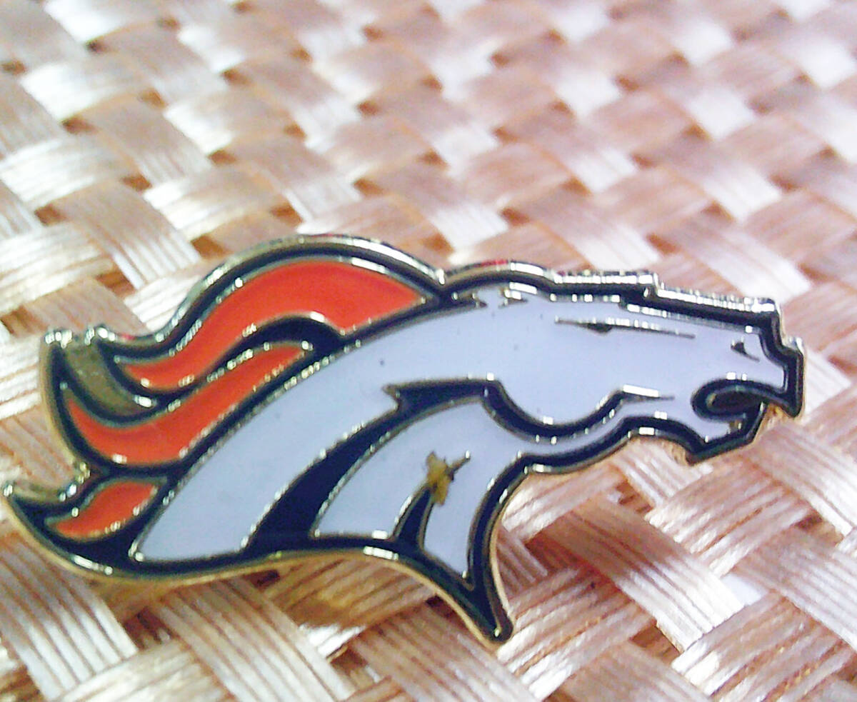 B《PN白馬橙髪DB》◆新品 NFL デンバー・ブロンコス Denver Broncosピンバッジ■アメリカンフットボール ◎アメリカ スポーツ アメフト拍卖