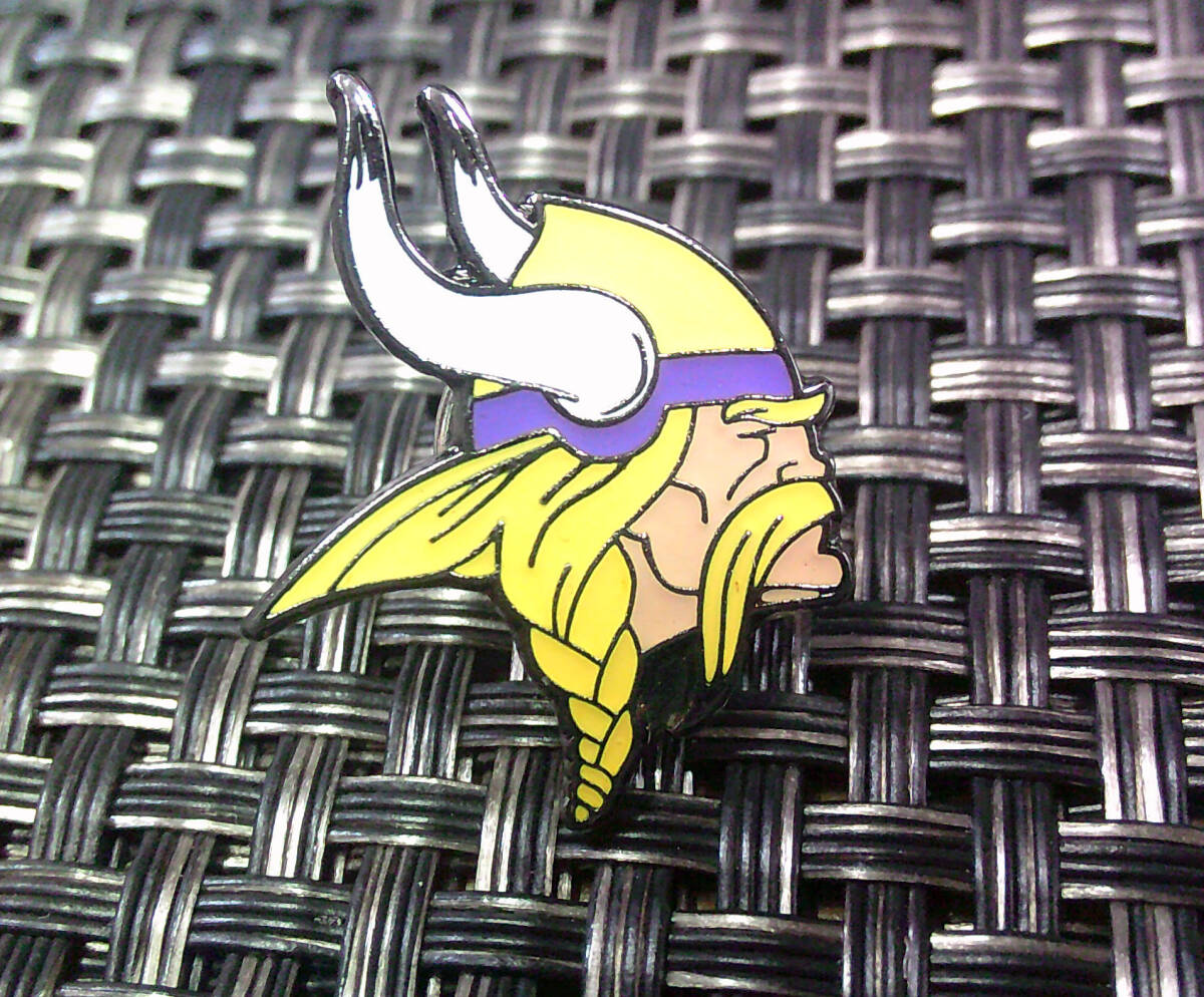 《PN黄紫VK北欧海賊》◆新品未使用  NFL  ミネソタ・バイキングス Vikings ピンバッジ■ アメリカ スポーツ アメフト拍卖
