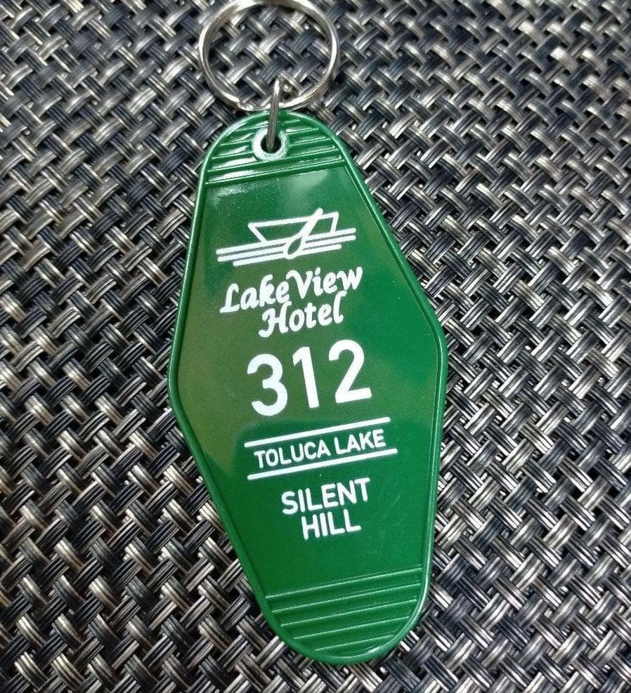 《70S風US軍緑鍵札312》■新品『サイレントヒル Lakeview Hotel Silent Hill 』キーホルダー プラスチック製 《アメ車 映画 アメリカ拍卖