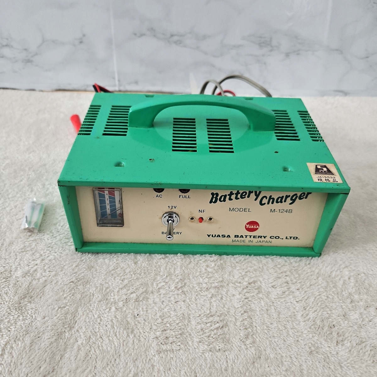 YUASA バッテリーチャージャー バッテリー充電器 M-124B 動作OKです 動作チェック用の電圧計は付属しません レトロ アンティーク拍卖
