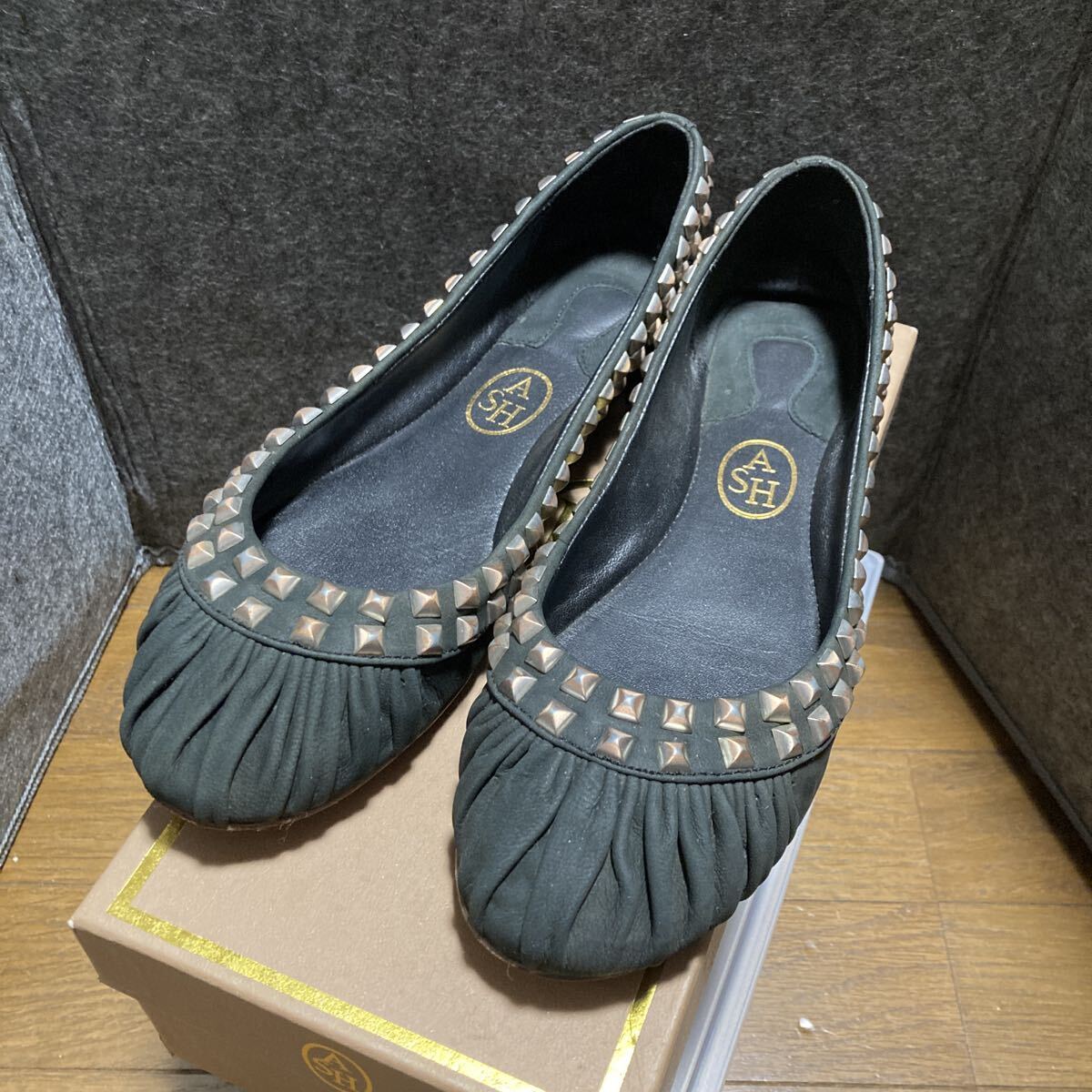 ASH アッシュ スタッズ ギャザー ラウンドトゥ レザー パンプス 本革 バレエシューズ ぺたんこ 黒 靴 フラットシューズ 幅広 39 / 25〜26 拍卖