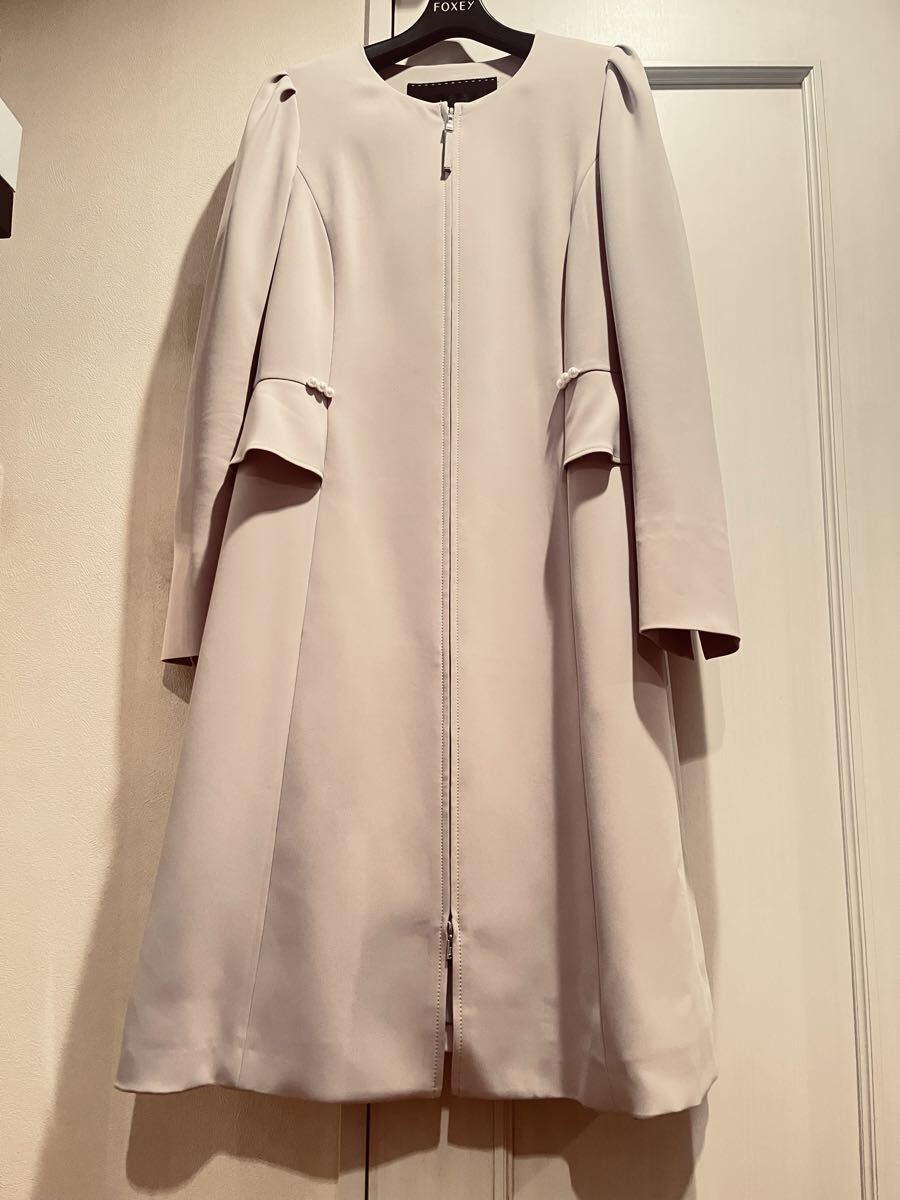 TO BE CHIC トゥービーシック 42サイズ新品同様ベージュ ポリエステルストレッチノーカラー コート拍卖