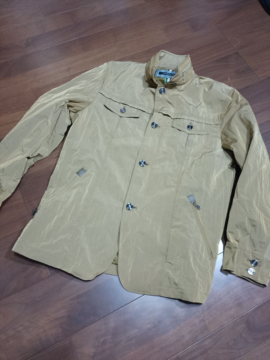 INTERMEZZO インターメッツォ 長袖ナイロンジャケット しわ加工 アウター ミリタリー ジップアップ フード収納可 メンズ サイズLL拍卖