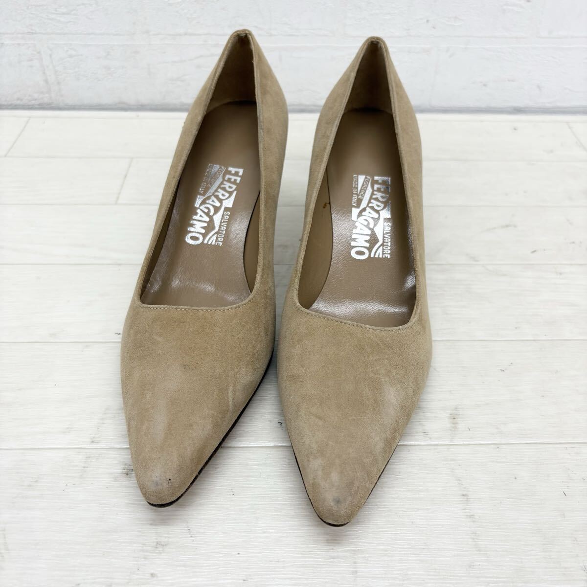 1810〓 Salvatore Ferragamo サルヴァトーレフェラガモ パンプス レディース サイズ6.5B ベージュ スエード 無地 単色 靴 シューズ拍卖