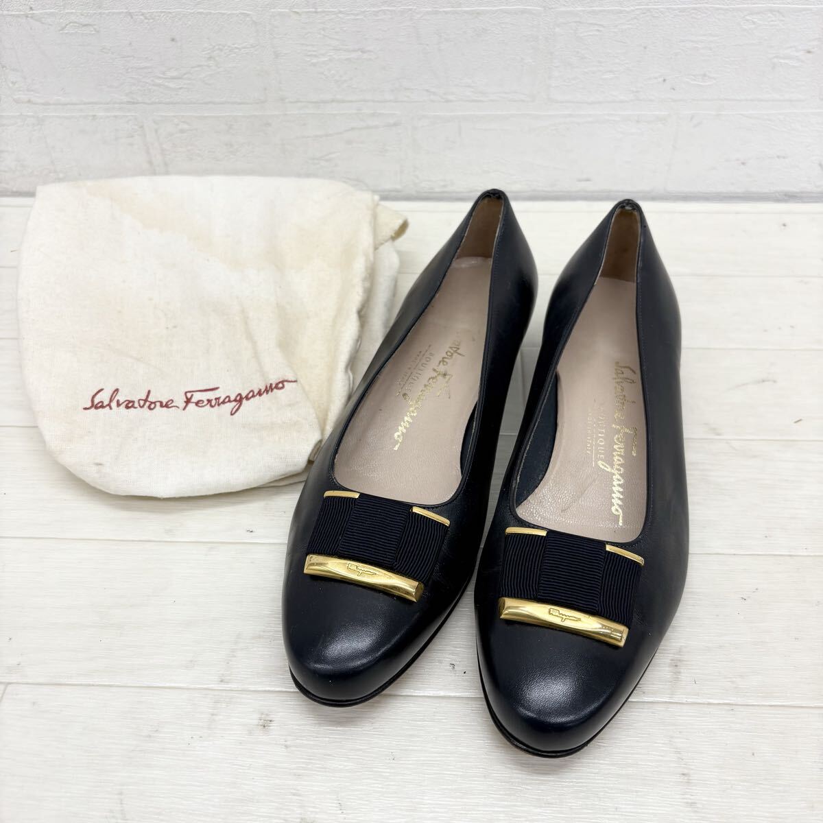 1810〓 保護袋付き Salvatore Ferragamo サルヴァトーレフェラガモ パンプス レディース サイズ6 ダークネイビー ゴールド 靴 シューズ拍卖
