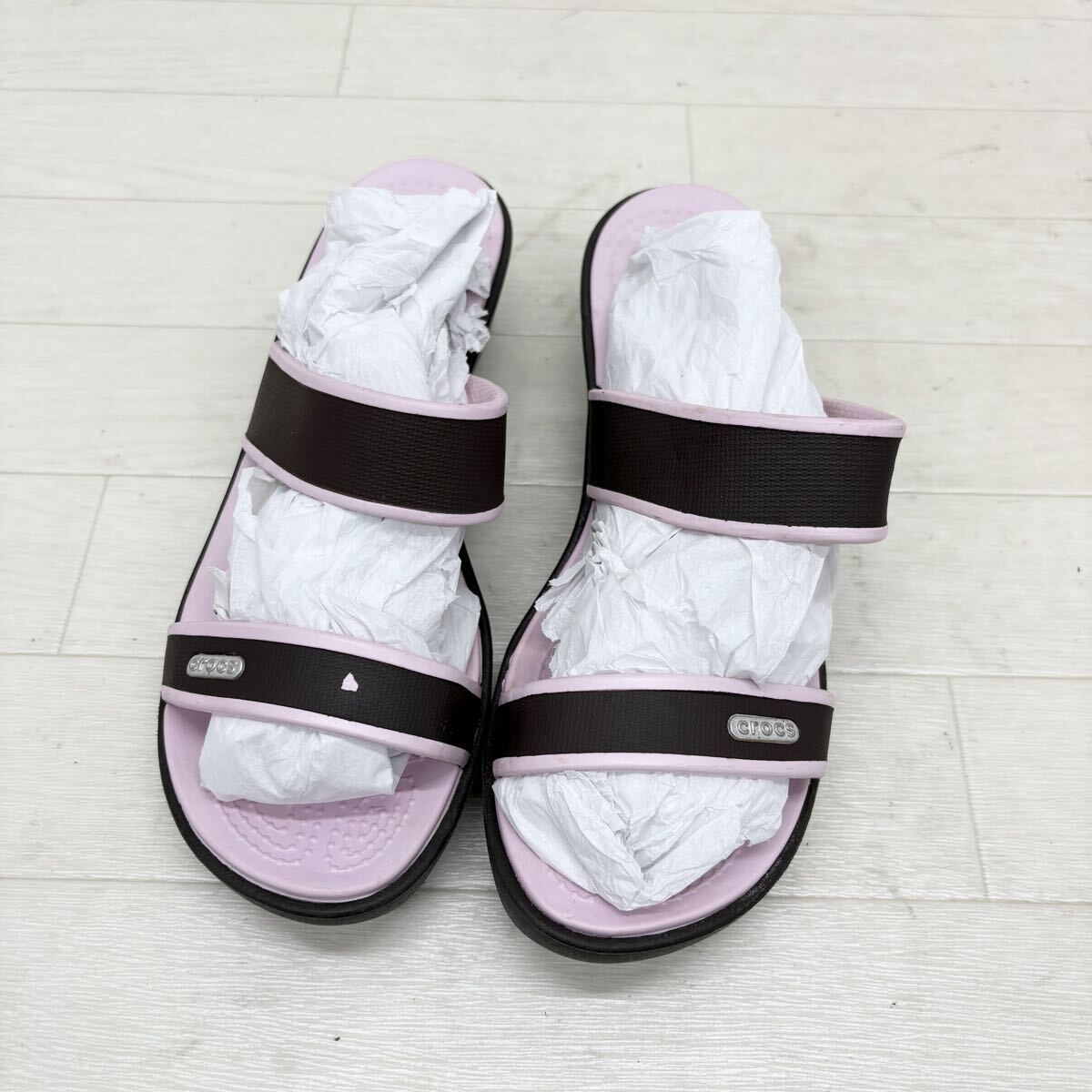 1815〓 crocs クロックス サンダル レディース サイズW7 ダークブラウン 薄ピンク 靴 シューズ カジュアルシューズ拍卖