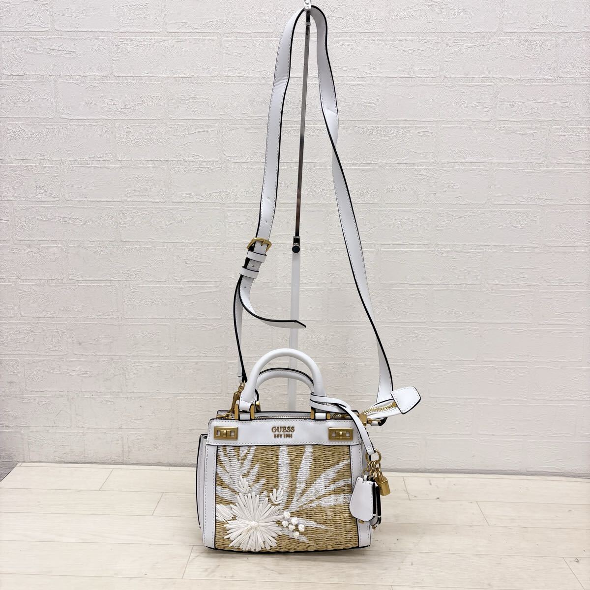 1814〓 GUESS ゲス ハンドバッグ ショルダーバッグ ミニバッグ レディース ホワイト ライトブラウン 鞄 手提げ鞄 肩掛け鞄斜め掛け 拍卖