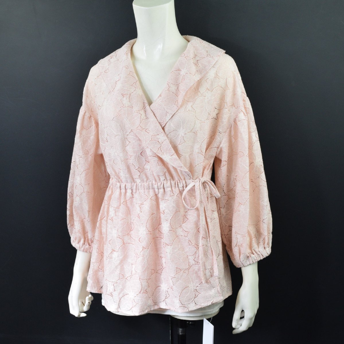 1753-25Q0331★クイーンズコート 入江史織さんコラボ★2025 新品タグ付き レースカシュクールブラウス 2 ピンク QUEENS COURT拍卖