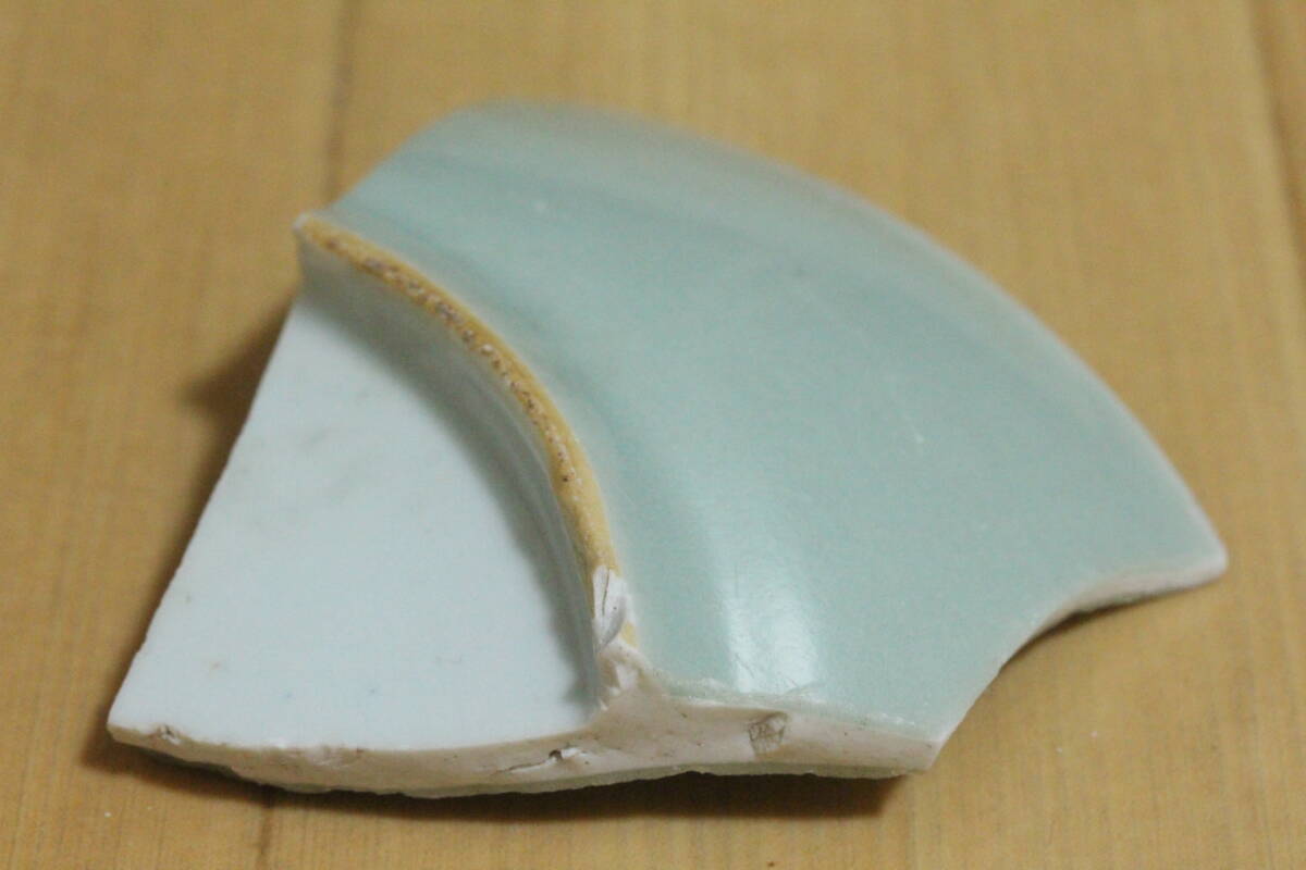 中国古美術品 コレクター放出品 買い出し唐物 清朝時期 希少潤い釉薬青磁陶片 雍正乾隆翠青釉 青磁高台底足陶片残欠 時代物 古董品 骨董 拍卖