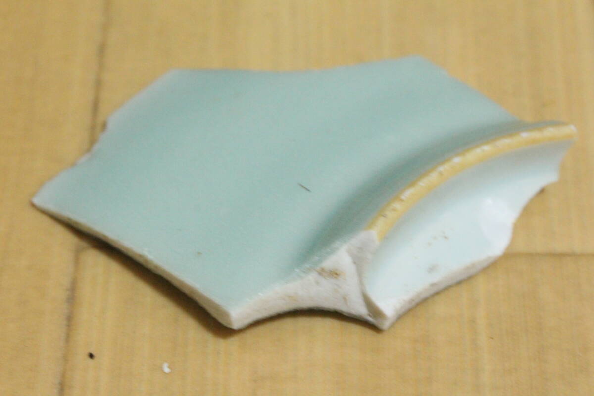 清朝時期 希少潤い釉薬 青磁陶片中国古美術品 コレクター放出品 貴重雍正乾隆翠青釉 青磁青花蝶図柄高台底足陶片残欠 時代物 古董品 骨董拍卖