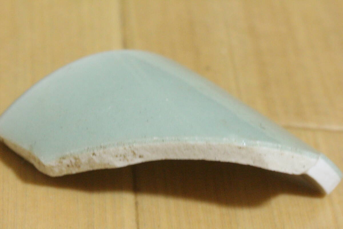 中国古玩陶磁器コレクション 買い出し唐物 古美術品 清朝時期 希少青磁陶片 雍正乾隆 豆青釉 官窯残欠 陶片 時代物 古董品 骨董 旧家蔵出拍卖