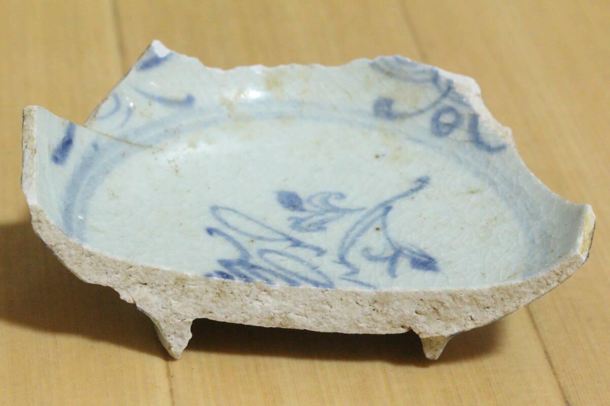 明時期 希少染付物語陶片 買い出し唐物 中国古玩 古美術品 永楽宣徳 コバルトブル民窯高台底足残欠 陶片 時代物 古董品 骨董 旧家蔵出拍卖