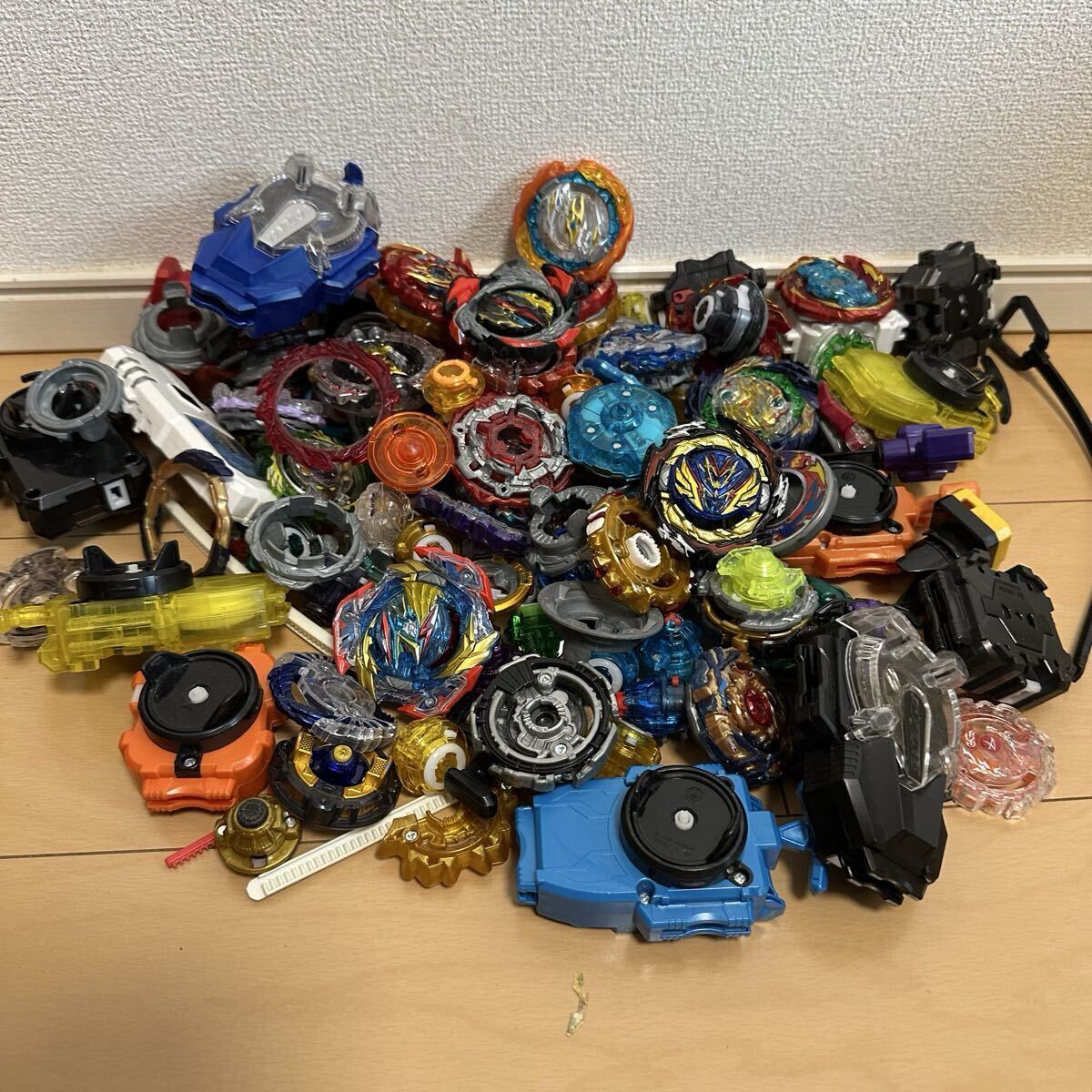1円スタート ベイブレードバースト 引退品 パーツ大量セット  ランチャー付き 超ゼツ、GT、超王、 BEYBLADE B拍卖