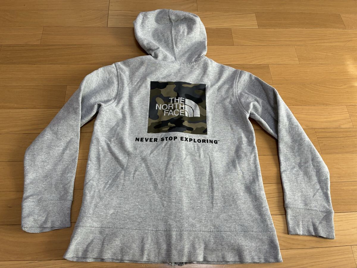 ノースフェイス パーカー 150センチくらい 10/12 アウター キッズジュニア 上着 ジャンパー 迷彩 ロゴ グレー 子供服  THE NORTH FACE拍卖