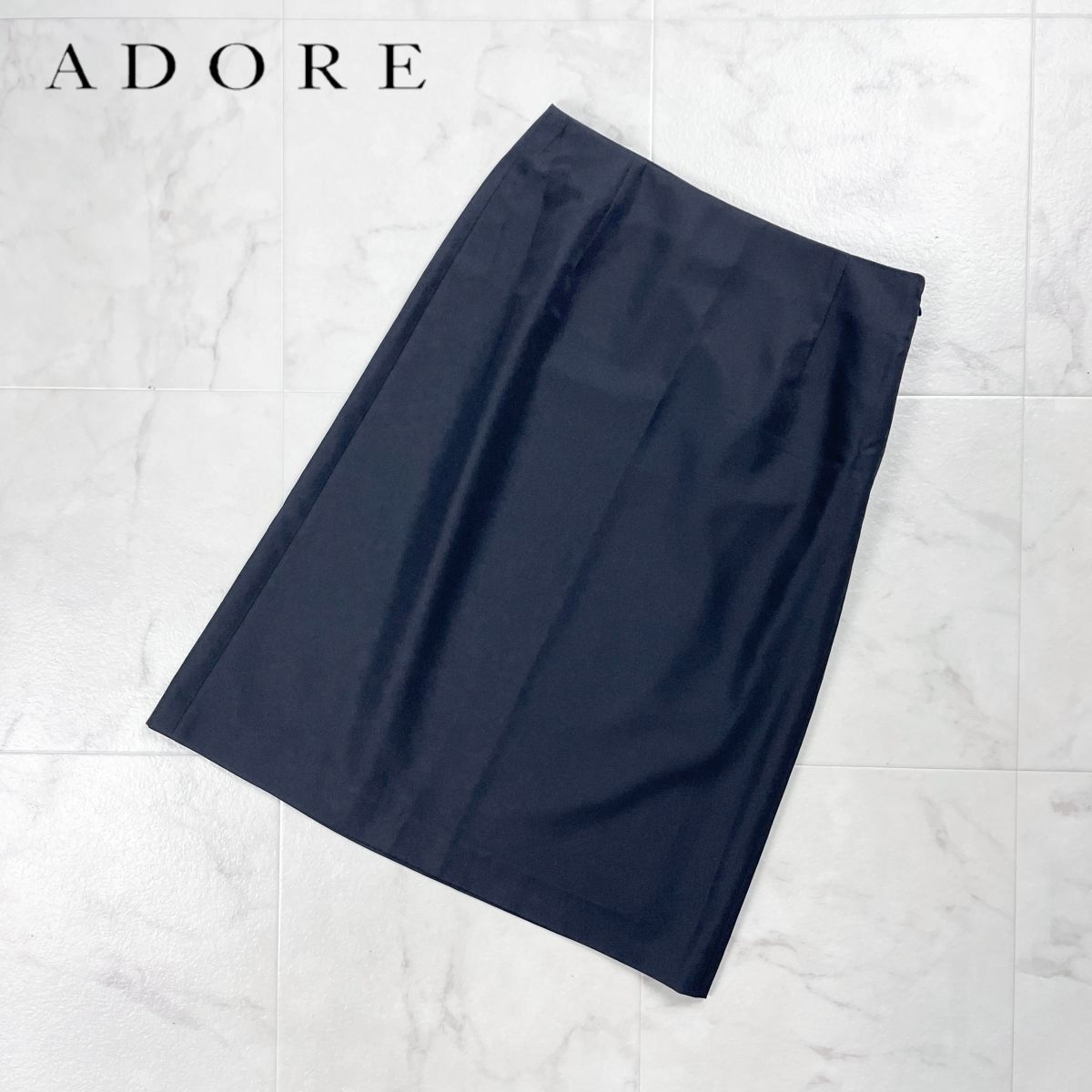 美品 ADORE アドーア シンプル台形スカート 光沢 ミモレ丈 裏地なし 無地 ブラック 黒 サイズ36*GD985拍卖