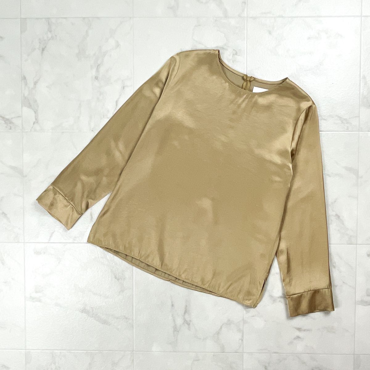 AMERI アメリ SIMPLE NO COLLAR TOP サテンノーカラーブラウス 光沢感 無地 レディース ベージュ ゴールド サイズF*GD340拍卖