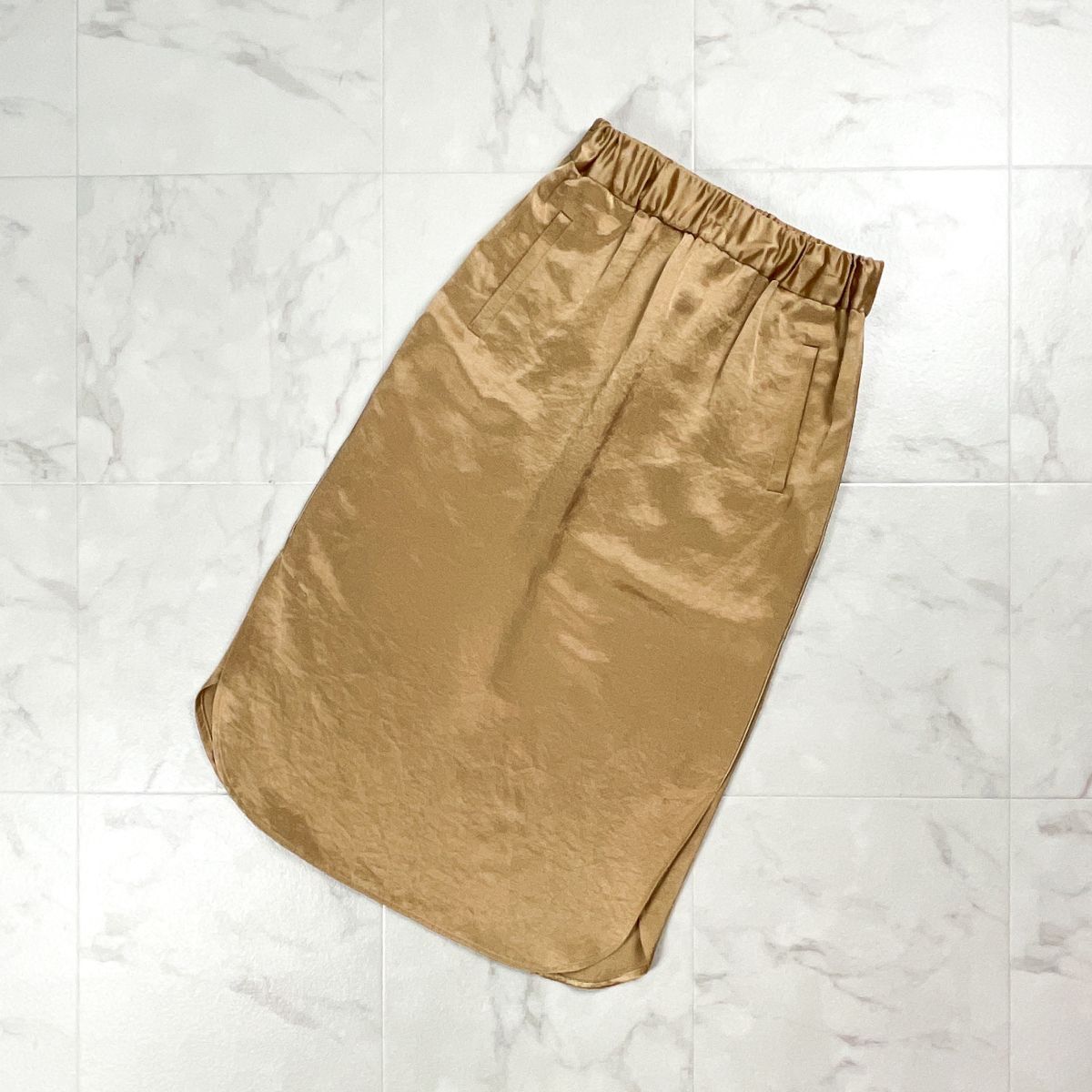 美品 1er Arrondissement プルミエアロンディスモン イージータイトスカート サテン 光沢感 ミモレ丈 ベージュ ゴールド サイズ36*GD343拍卖