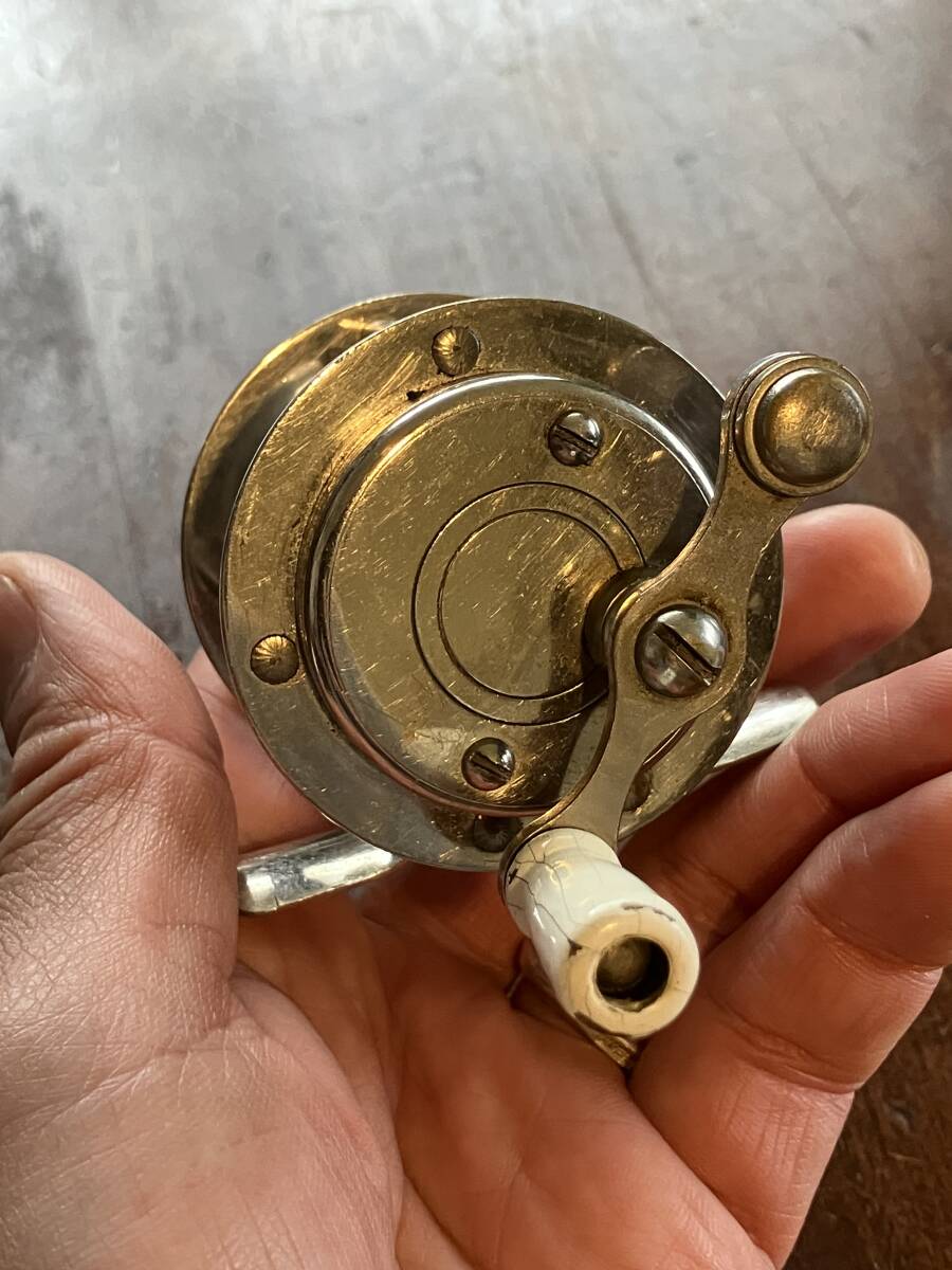 シングルキャスティング☆ライトダイレクトなベイトリール☆アンティーク・ビンテージなレアシングルアクション☆15g前後の小型ルアーに拍卖