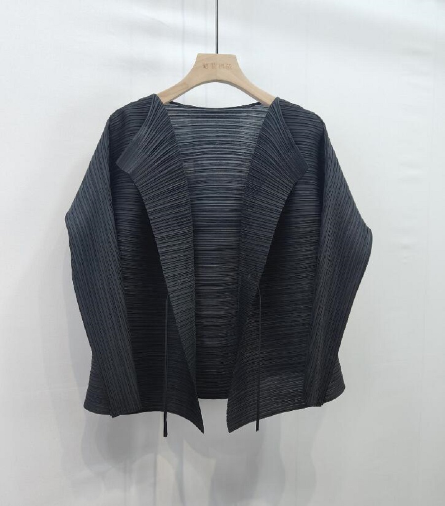「同梱1万円送料無料」レディーストップスプリーツpleats上着カーディガン肌触り弾力ドレープ性がいいブラック拍卖