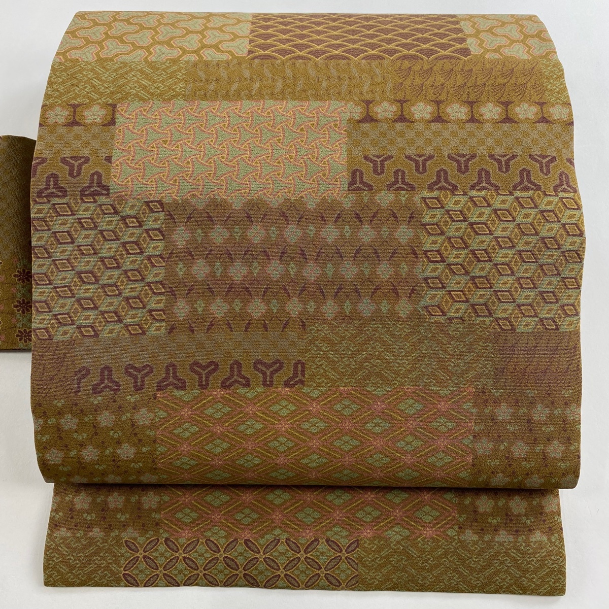 【美品】 名古屋帯 秀品 落款 有職文様 青海波 黄土色 正絹 【中古】拍卖