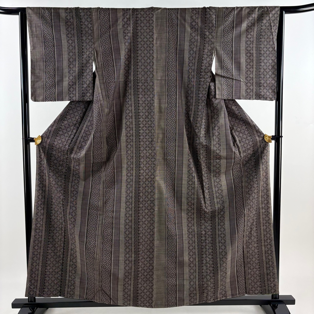 【美品】 大島紬 身丈159cm 裄丈63cm S 袷 純泥染 証紙 縦縞 蜀江文 焦茶色 正絹 名品 【中古】拍卖