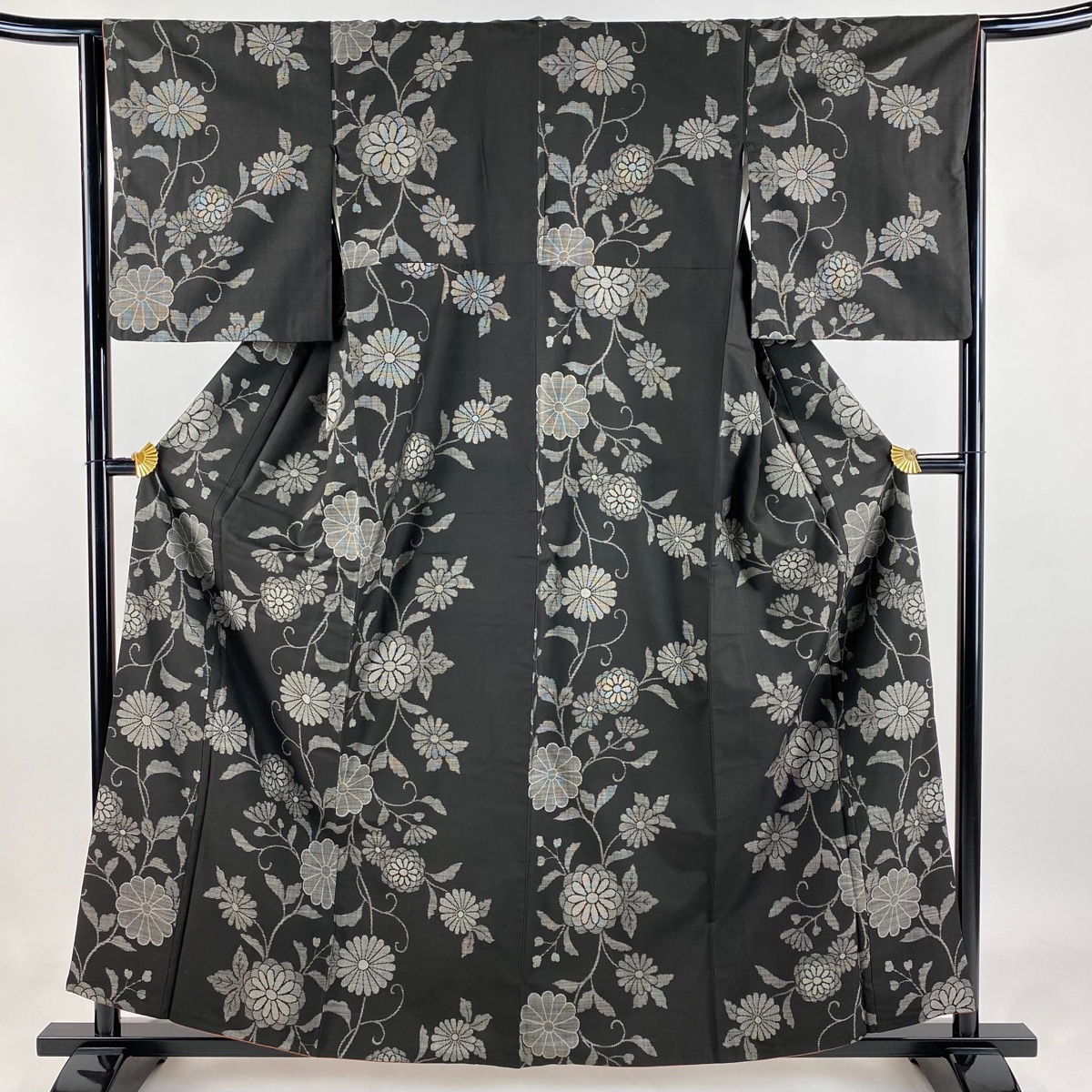 【美品】 紬 身丈159.5cm 裄丈64cm M 袷 菊唐草 墨色 正絹 名品 【中古】拍卖