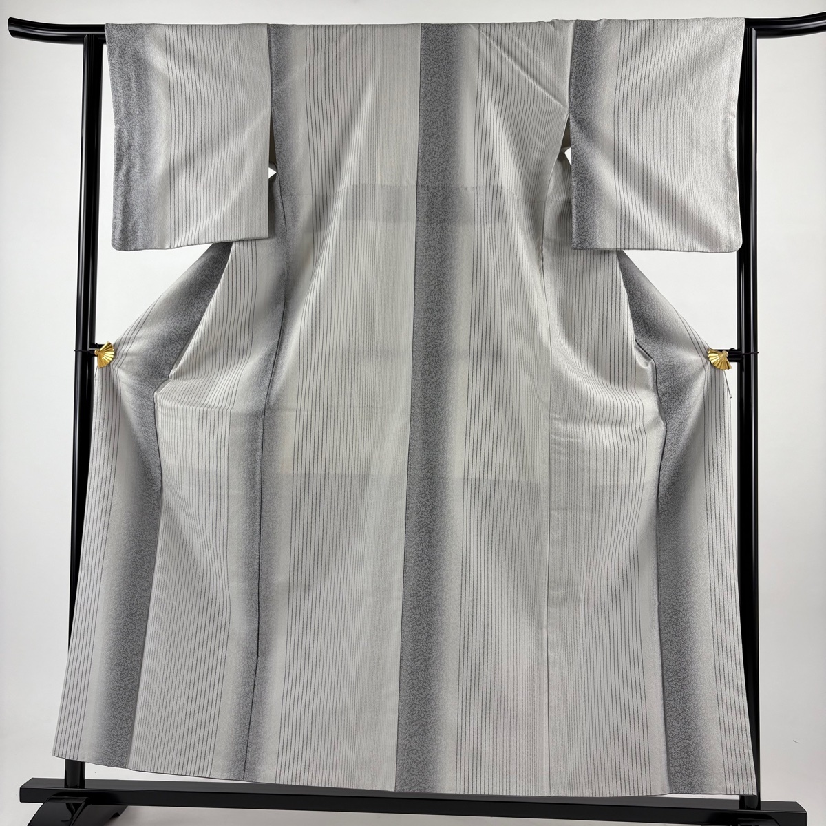 【美品】 小紋 身丈157cm 裄丈63cm S 袷 縦縞 地紋 ぼかし 灰色 正絹 名品 【中古】拍卖