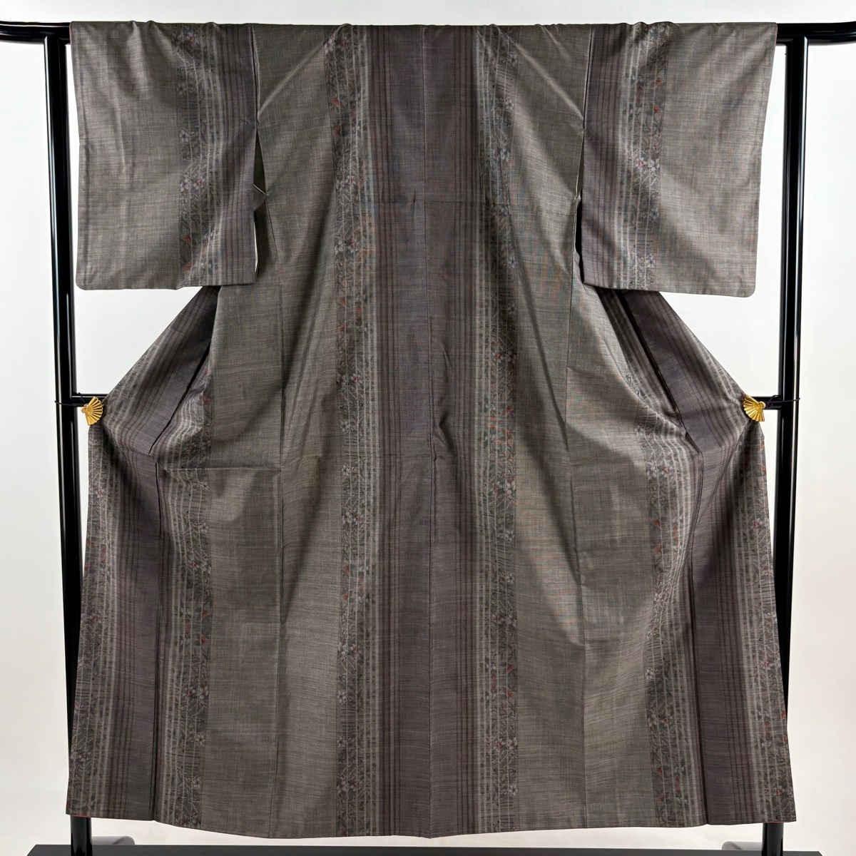 【美品】 紬 身丈154cm 裄丈62.5cm S 袷 縞 草花 焦茶色 正絹 秀品 【中古】拍卖