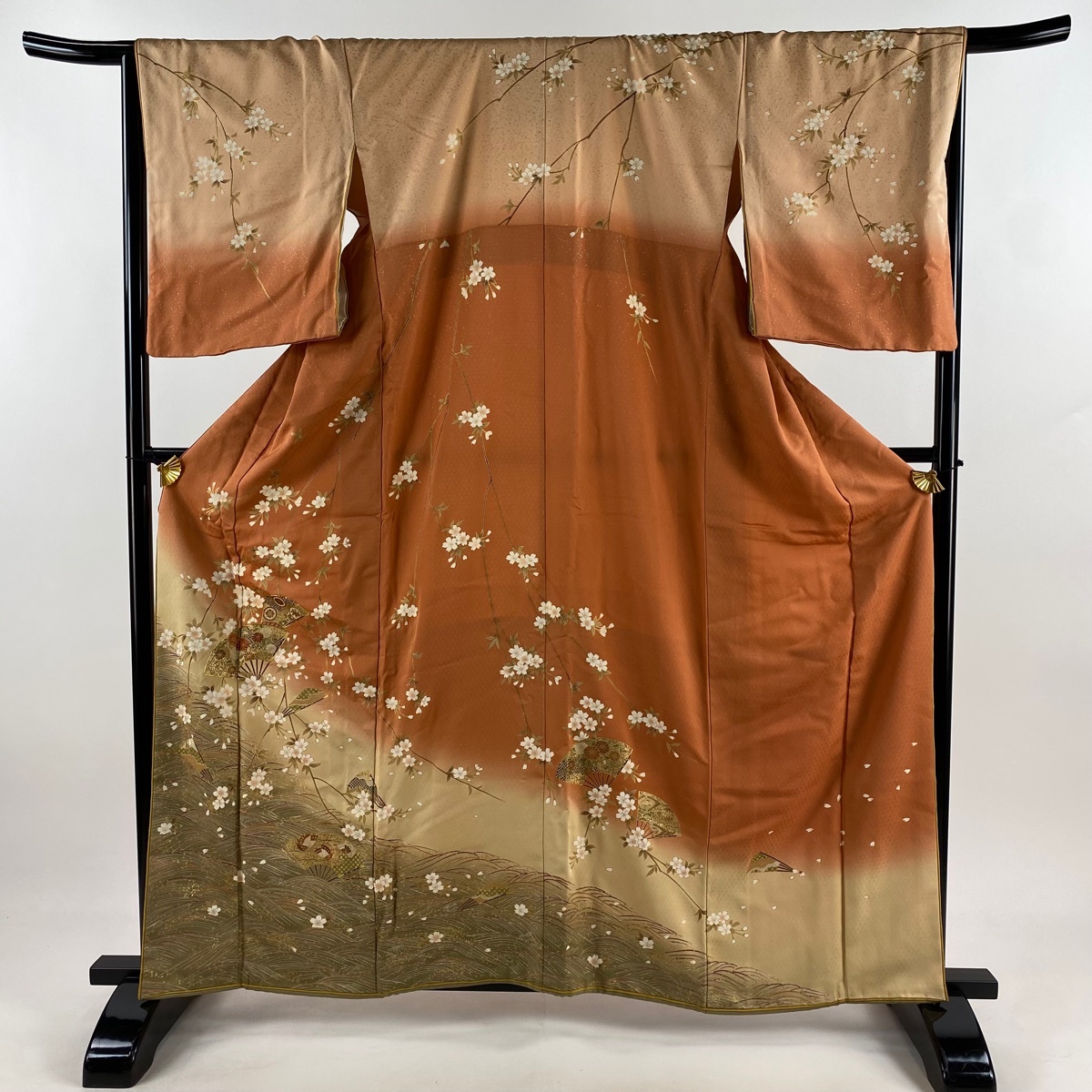 【美品】 訪問着 身丈160.5cm 裄丈68cm L 袷 ふき綿仕立て やまと 扇 枝垂れ桜 金糸 金彩 オレンジ 正絹 秀品 【中古】拍卖