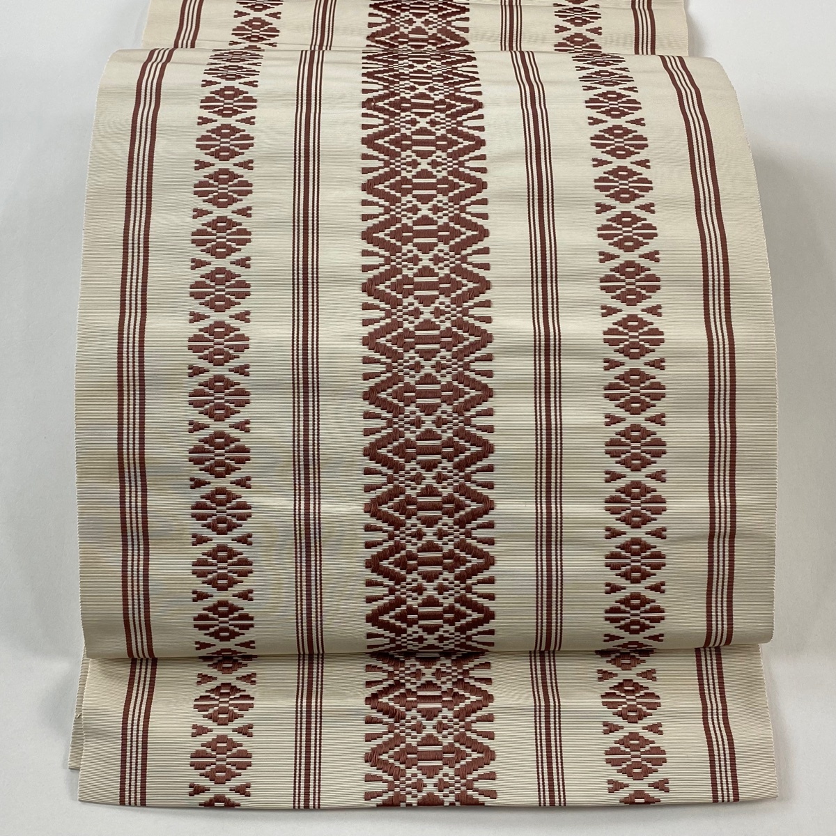 名古屋帯 秀品 落款 八寸名古屋帯 斉藤二一郎 博多織文 なかにし 縞 幾何学模様 ベージュ 正絹 【中古】拍卖