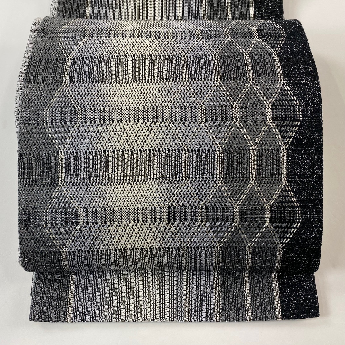 【美品】 袋帯 名品 幾何学模様 縞 銀糸 黒灰 お太鼓柄 正絹 【中古】拍卖