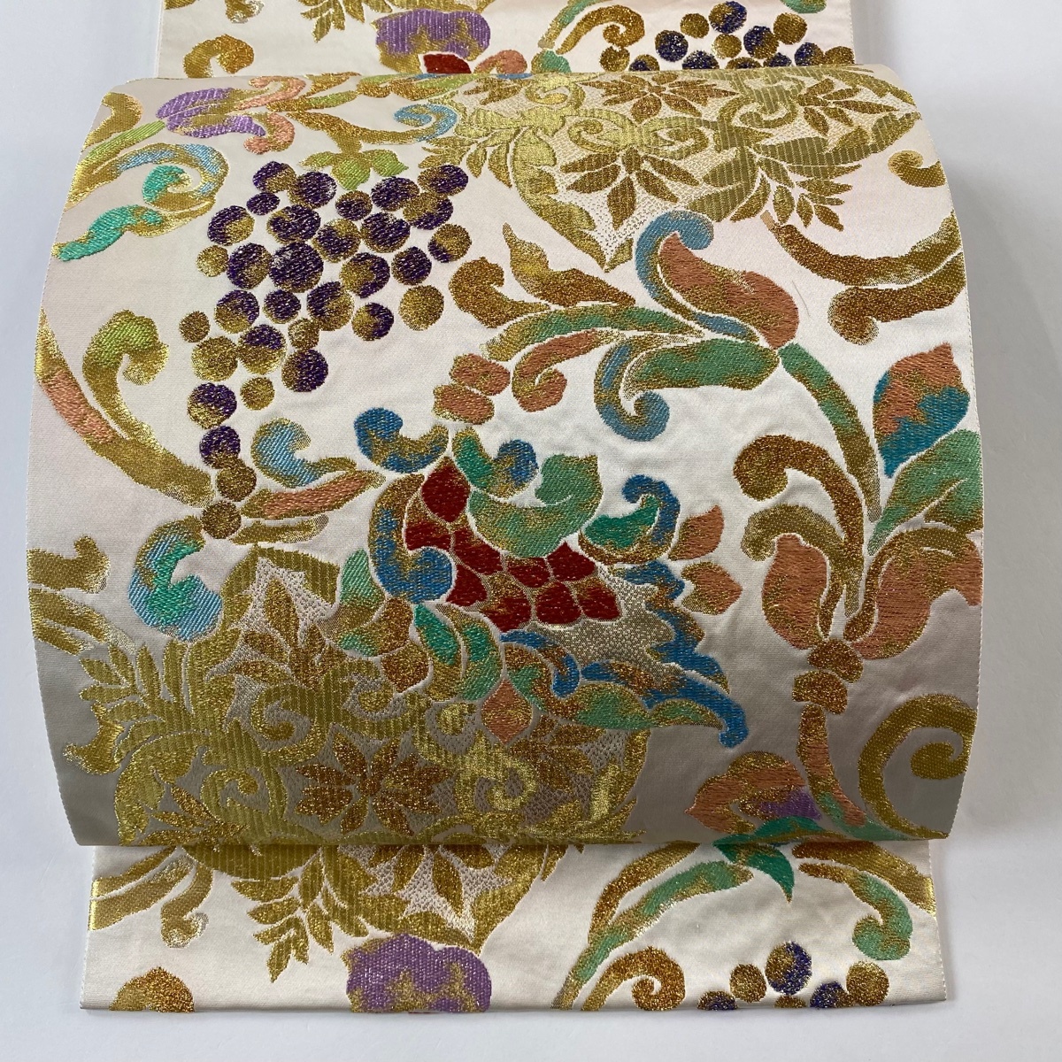 【美品】 袋帯 逸品 落款 北尾織物 葡萄唐草 金糸 箔 クリーム 六通 正絹 【中古】拍卖