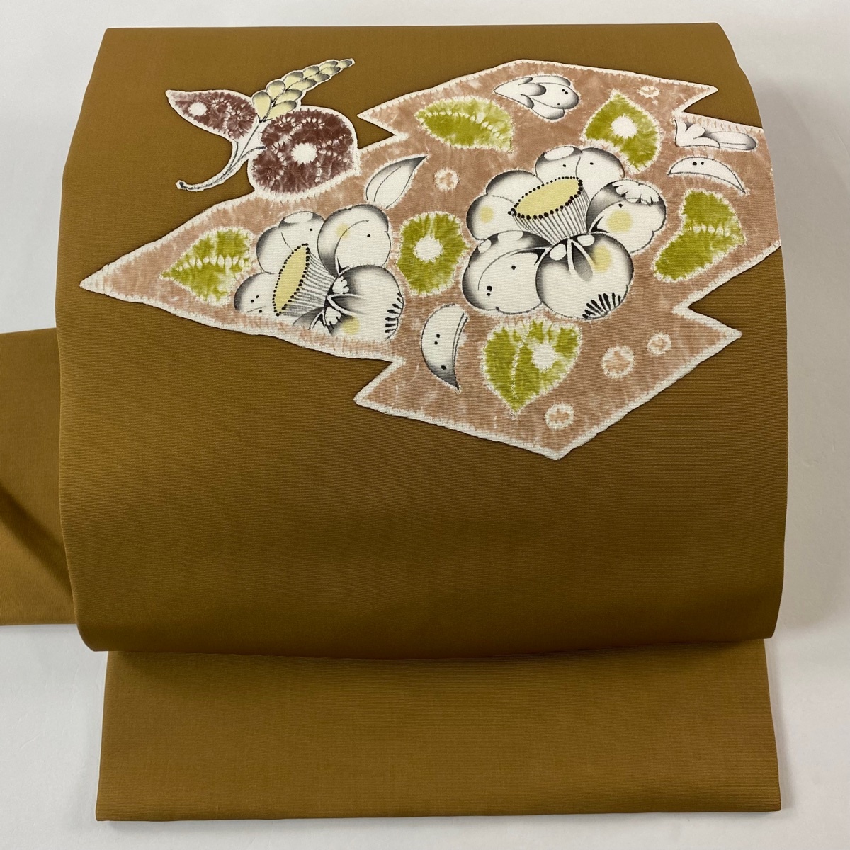 【美品】 名古屋帯 逸品 落款 椿 幾何学 絞り 山吹茶色 正絹 【中古】拍卖