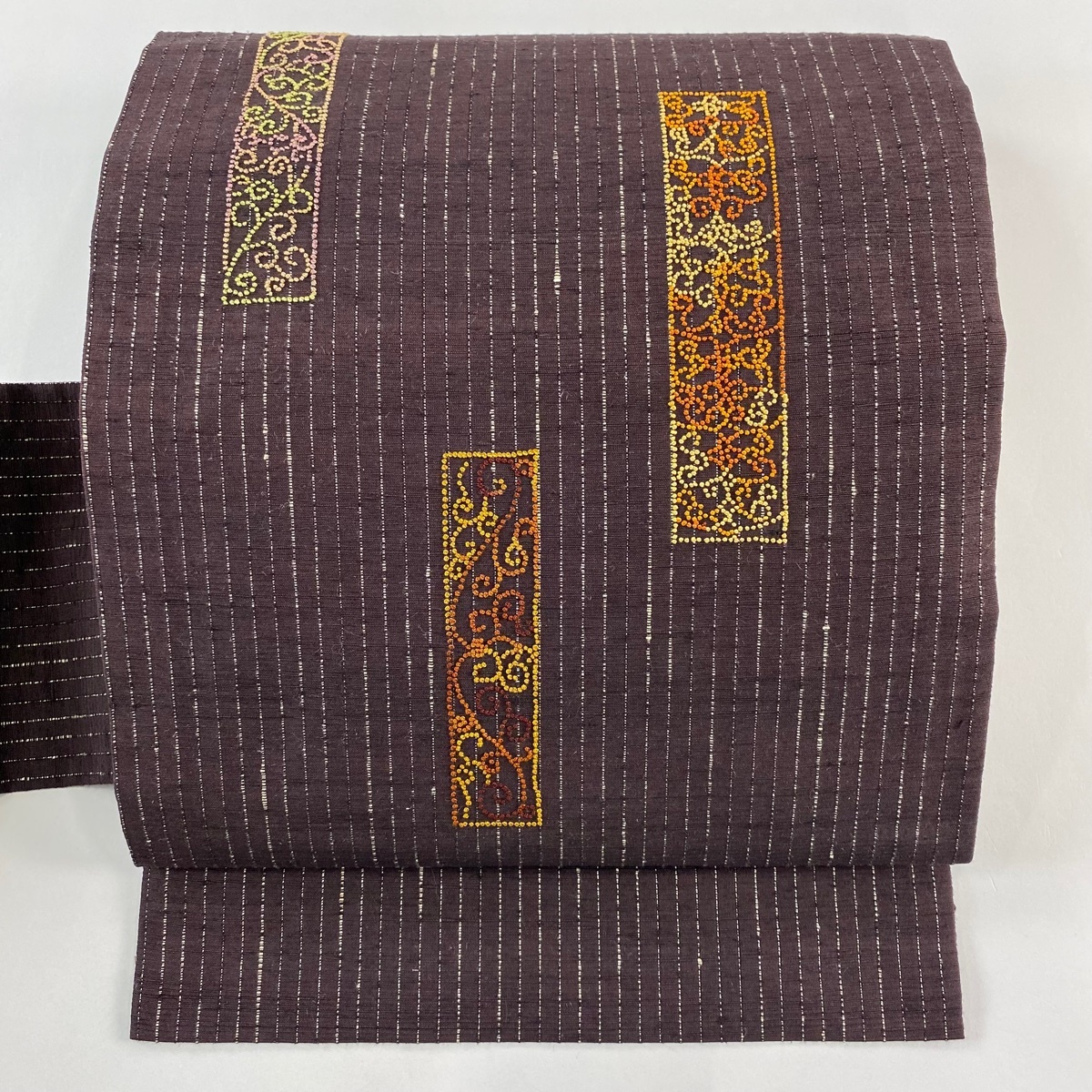 【美品】 名古屋帯 秀品 紬地 縞 唐草 刺繍 濃紫 正絹 【中古】拍卖