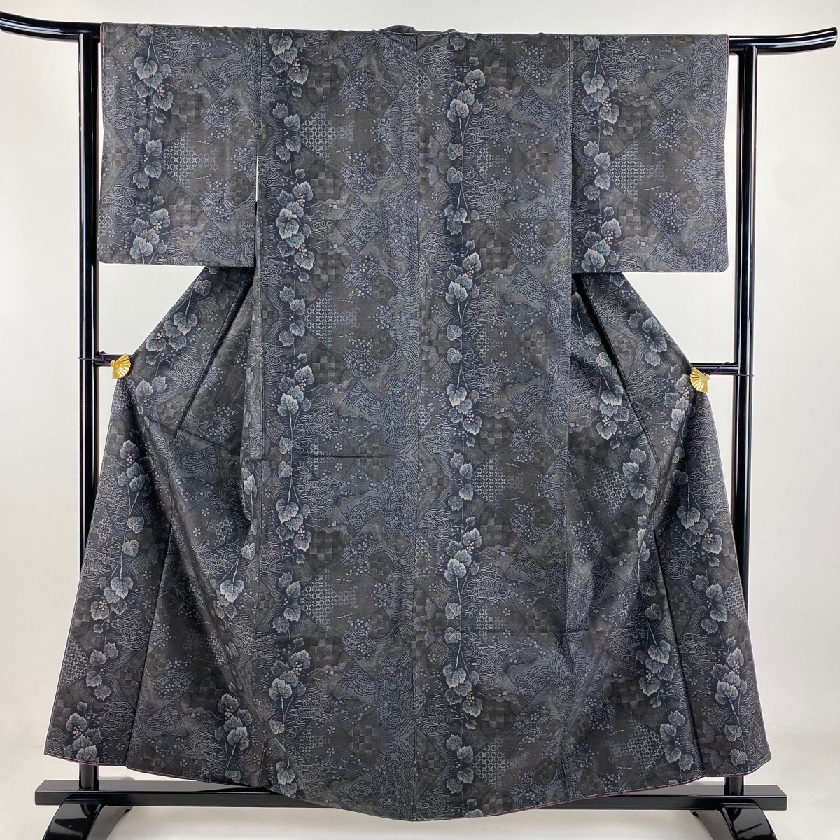 大島紬 身丈159cm 裄丈62.5cm S 袷 都喜ヱ門 泥染 やまと 証紙 葉と実 流水 黒灰 正絹 美品 逸品 【中古】拍卖