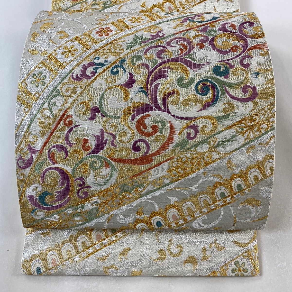 袋帯 逸品 じゅらく じゅらく帝王紫 唐草 花 金糸 箔 灰白 お太鼓柄 正絹 【中古】拍卖