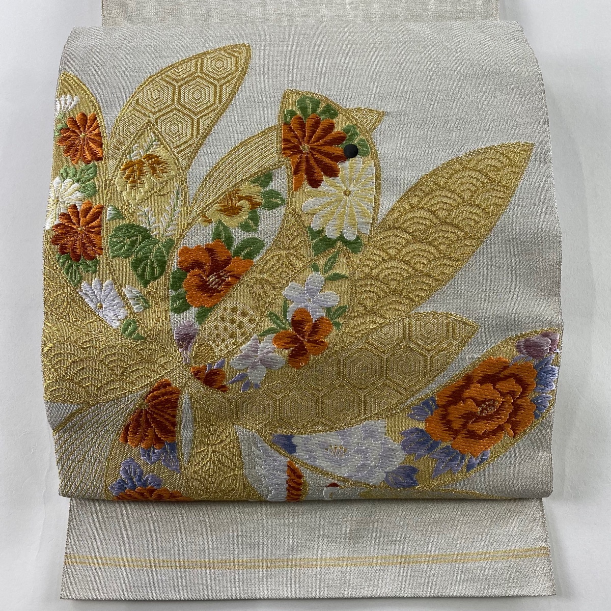 名古屋帯 秀品 八寸名古屋帯 松葉仕立て 関西仕立て 草花 鶴 金糸 刺繍 灰白 正絹 【中古】拍卖