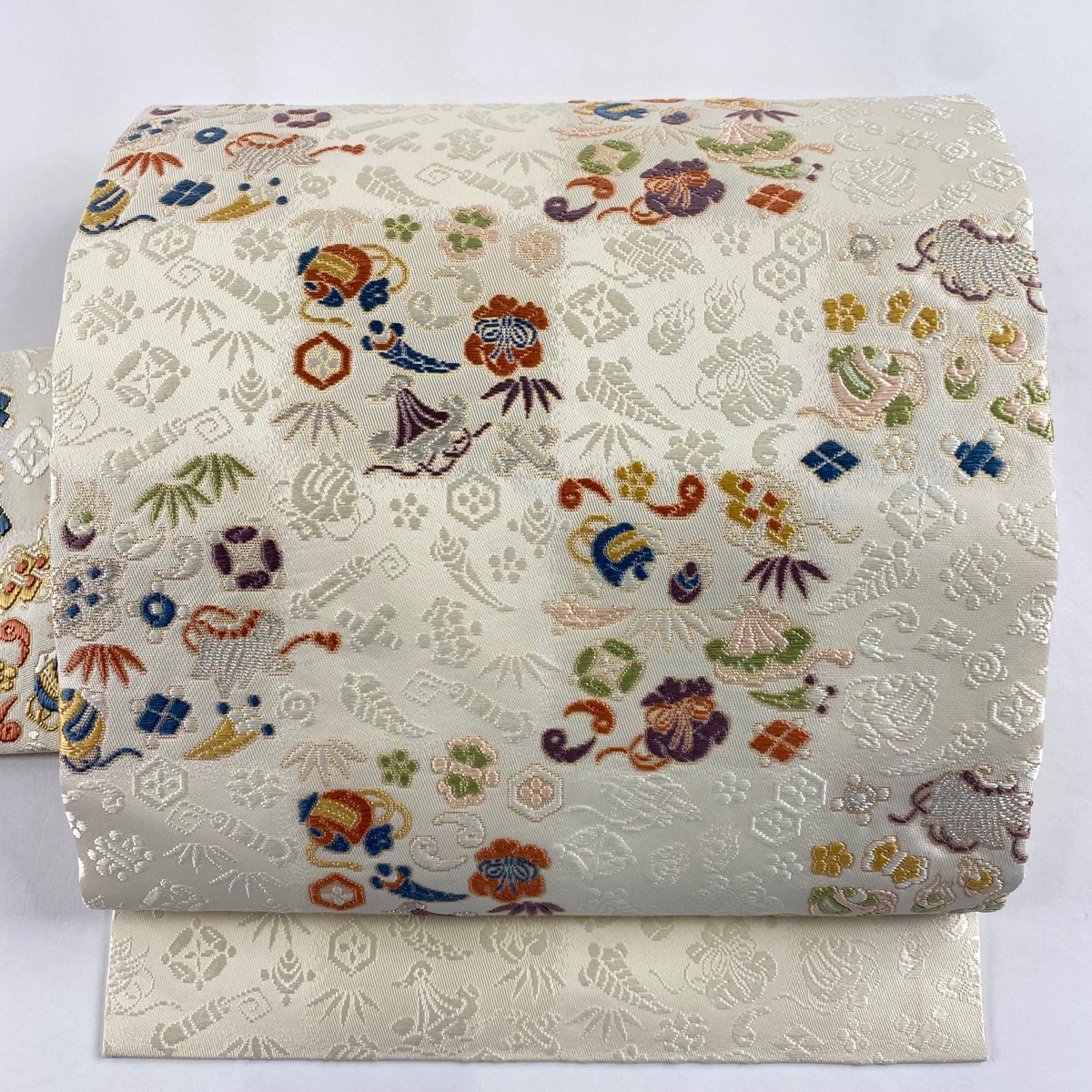 【美品】 名古屋帯 逸品 宝尽くし 笹 銀糸 箔 クリーム 正絹 【中古】拍卖